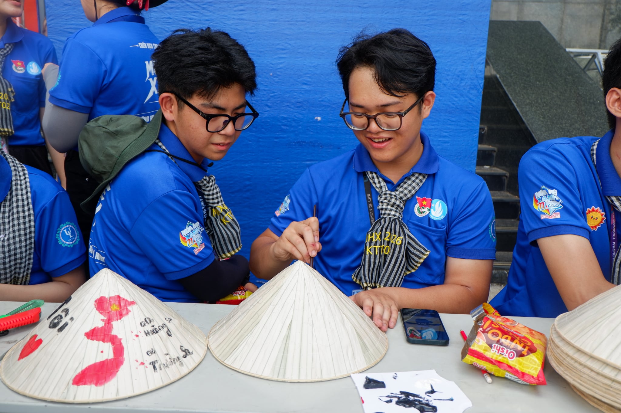 Hoạt động trang trí nón lá