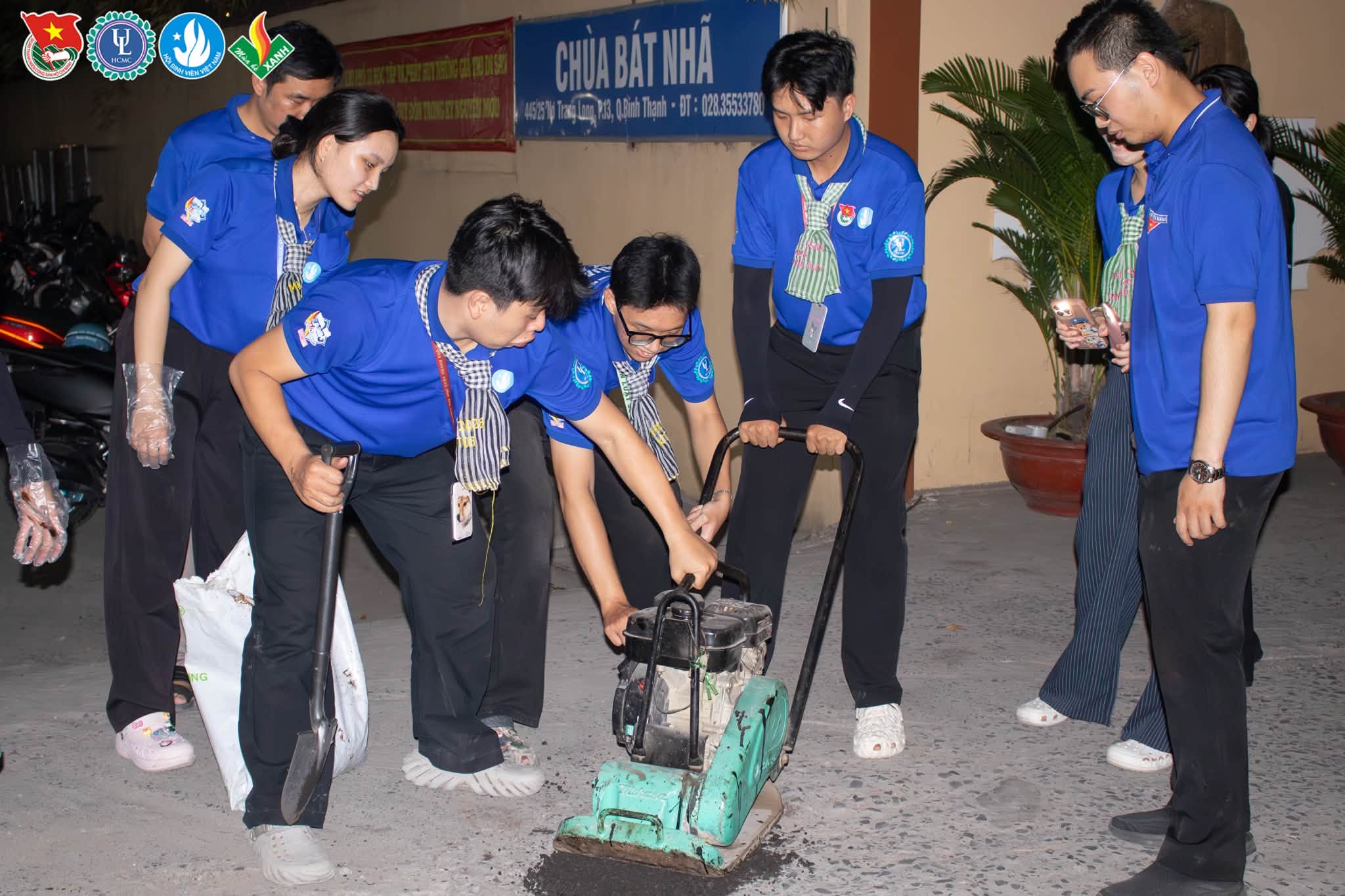 Dặm vá các hẻm của đường Nơ Trang Long, phường Bình Lợi Trung, TP. HCM