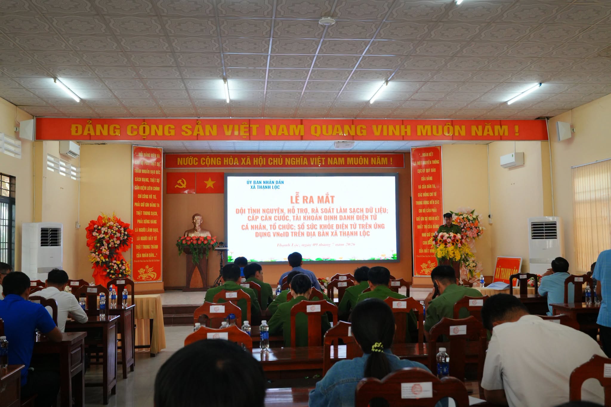 ĐOÀN VIÊN TRƯỜNG ĐẠI HỌC KIÊN GIANG THAM GIA LỄ RA MẮT ĐỘI HÌNH TÌNH NGUYỆN HỖ TRỢ CHUYỂN ĐỔI SỐ TẠI XÃ THẠNH LỘC