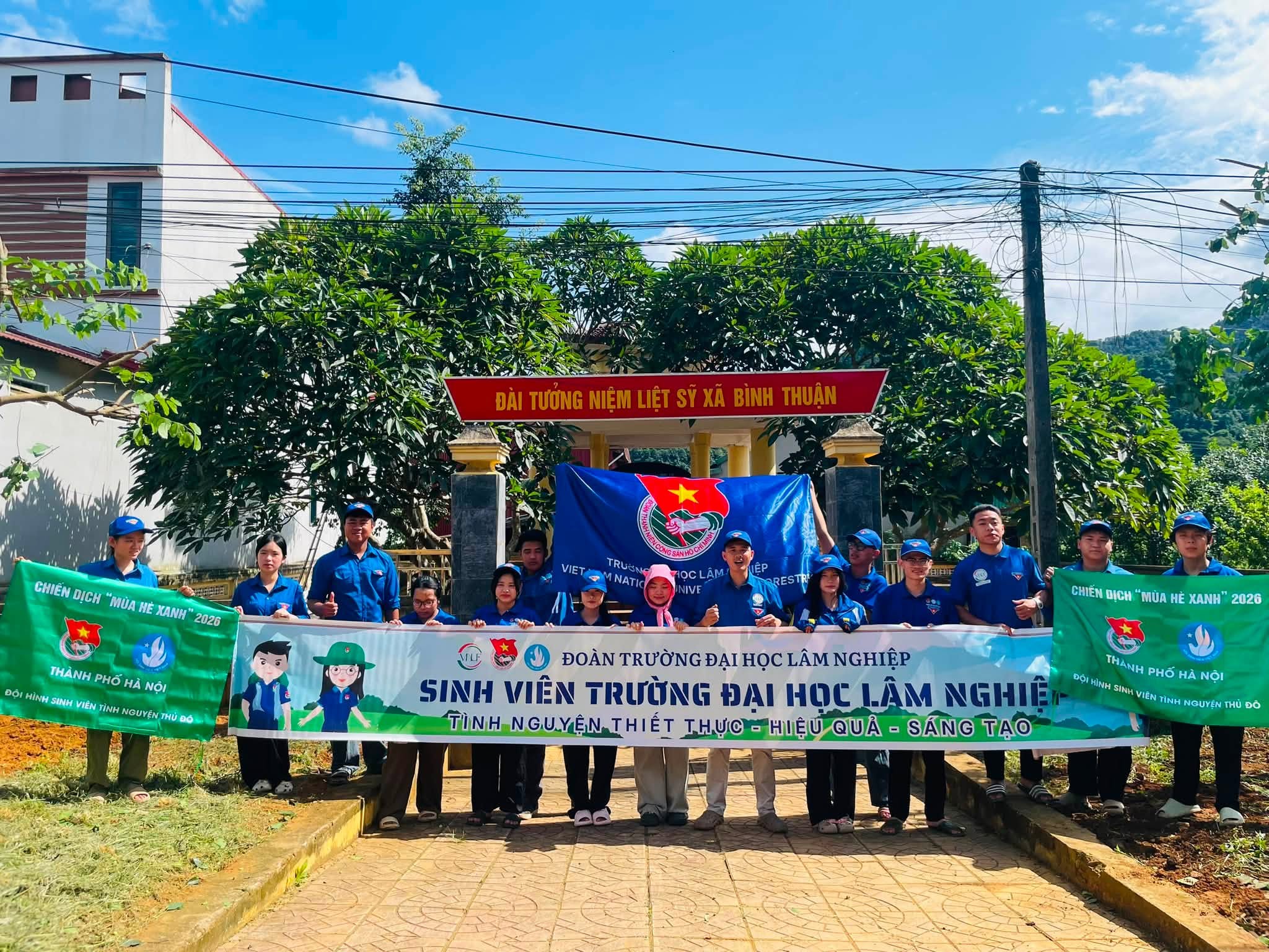 ĐỘI TÌNH NGUYỆN TRƯỜNG ĐẠI HỌC LÂM NGHIỆP RA QUÂN DỌN DẸP VỆ SINH NGHĨA TRANG LIỆT SĨ XÃ BÌNH THUẬN, TỈNH SƠN LA 🌿