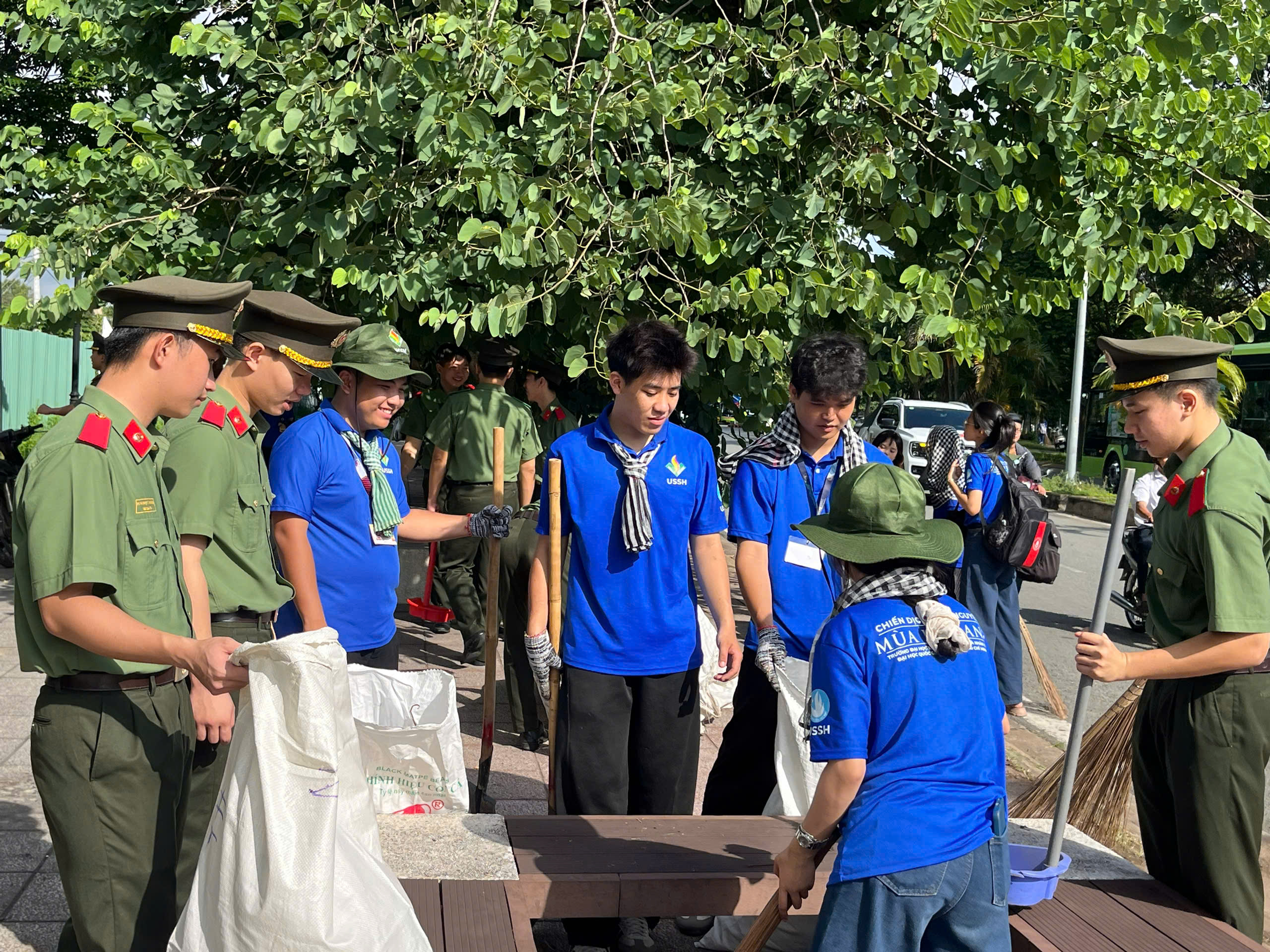 Hưởng ứng ngày cao điểm tình nguyện tại Khu đô thị ĐHQG-HCM