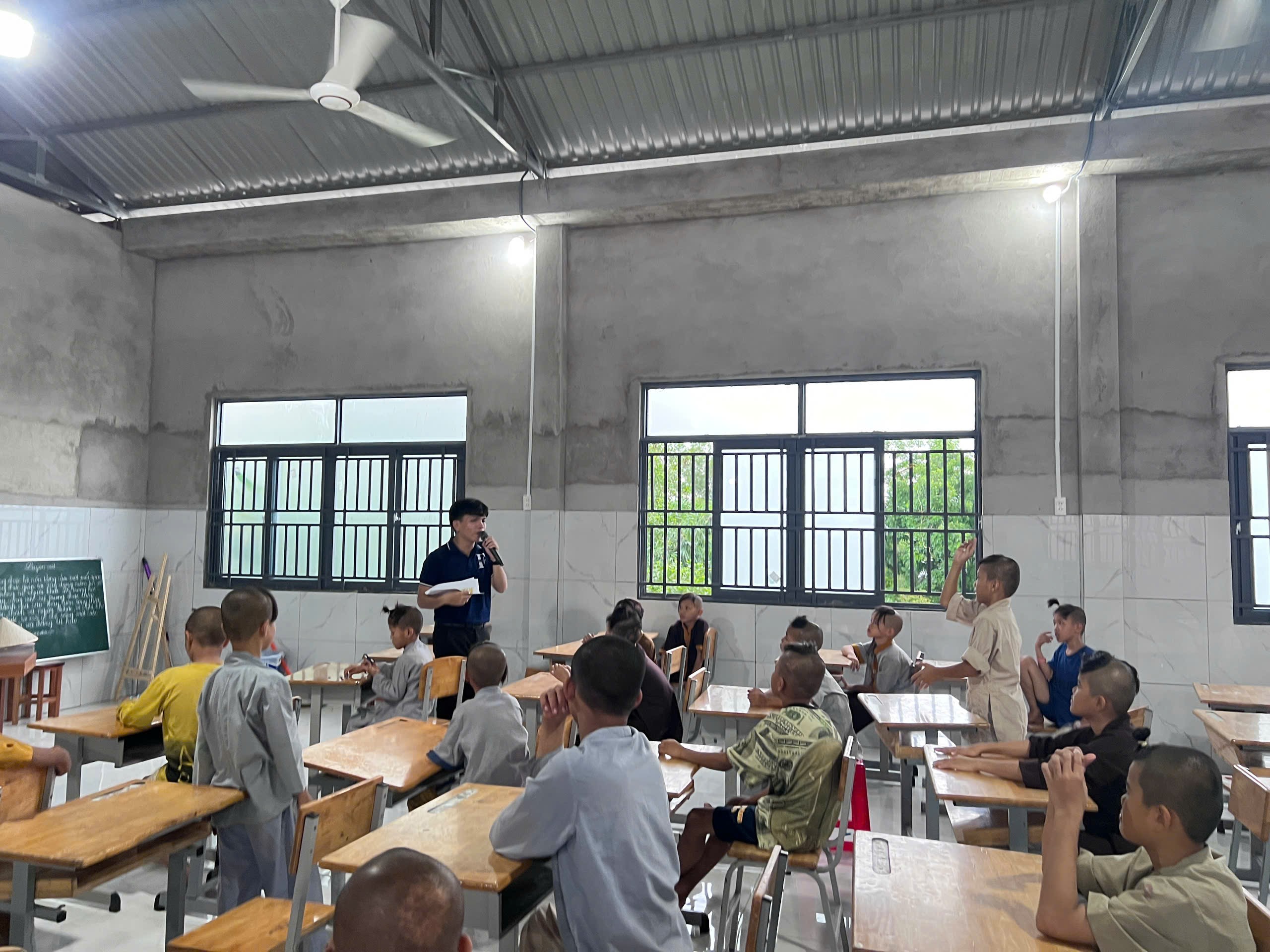 KÝ SỰ HỒNG QUANG: RỘN RÃ TIẾNG CƯỜI, LAN TỎA TIẾNG ANH