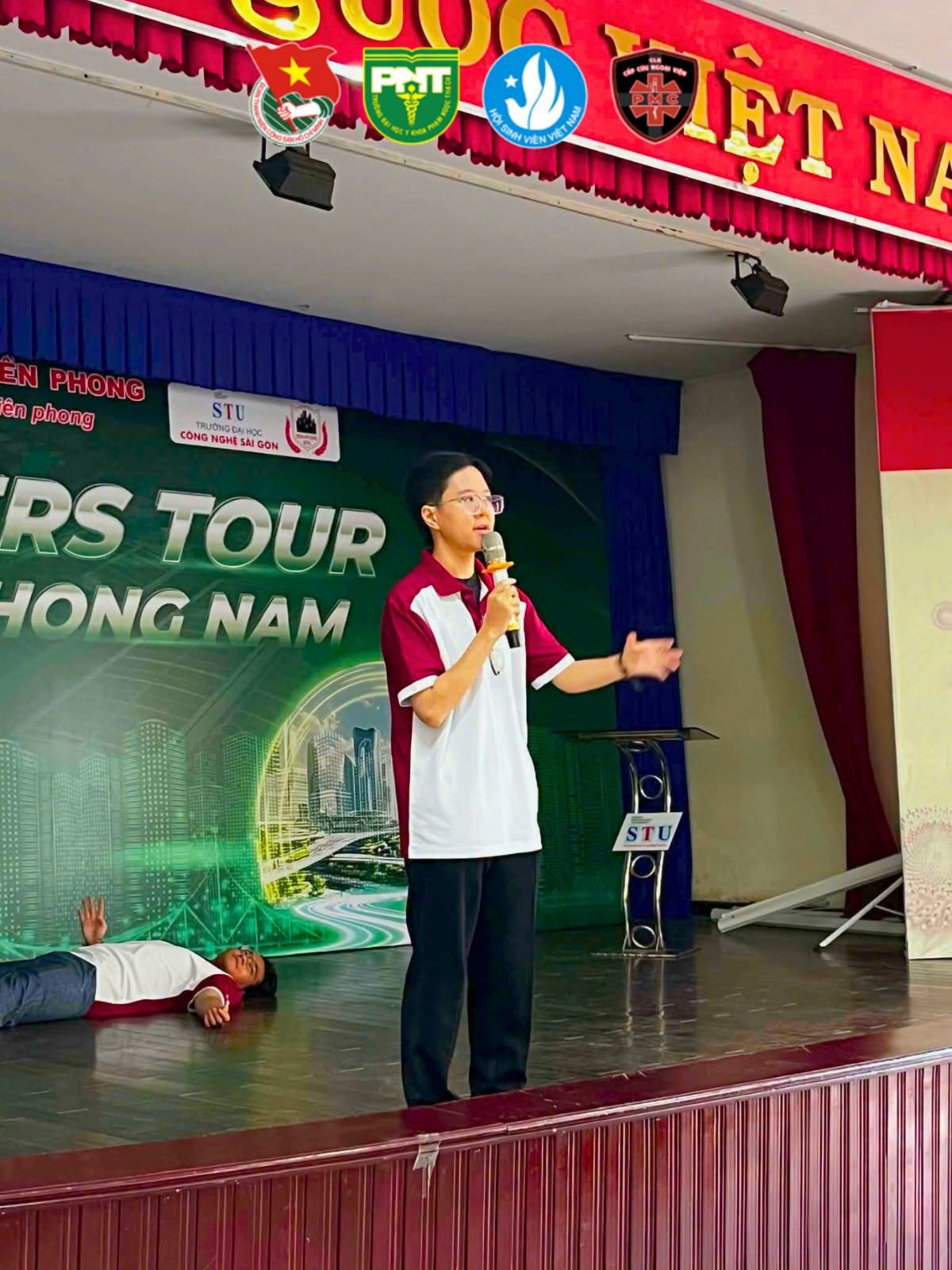 Đội hình Truyền thông giáo dục sức khỏe (CLB Cấp cứu Ngoại viện) thực hiện chương trình "Trao đổi kiến thức sơ cấp cứu" dành cho Chiến sĩ Mùa hè Xanh của Trường Đại học Công nghệ Sài Gòn (STU)
