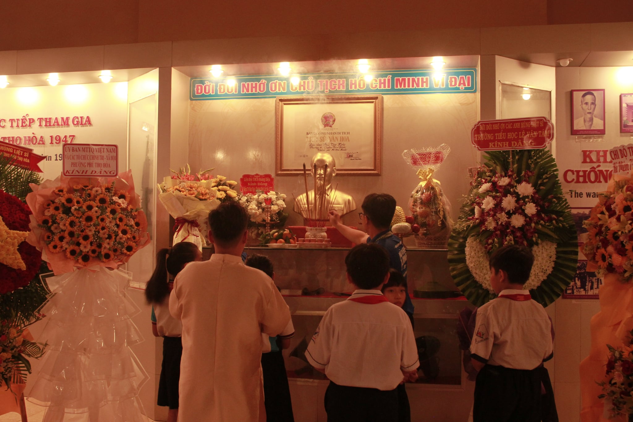 Dâng hương thắp nhang tưởng niệm cho các chiến sĩ tại địa đạo Phú Thọ Hòa, TP. HCM