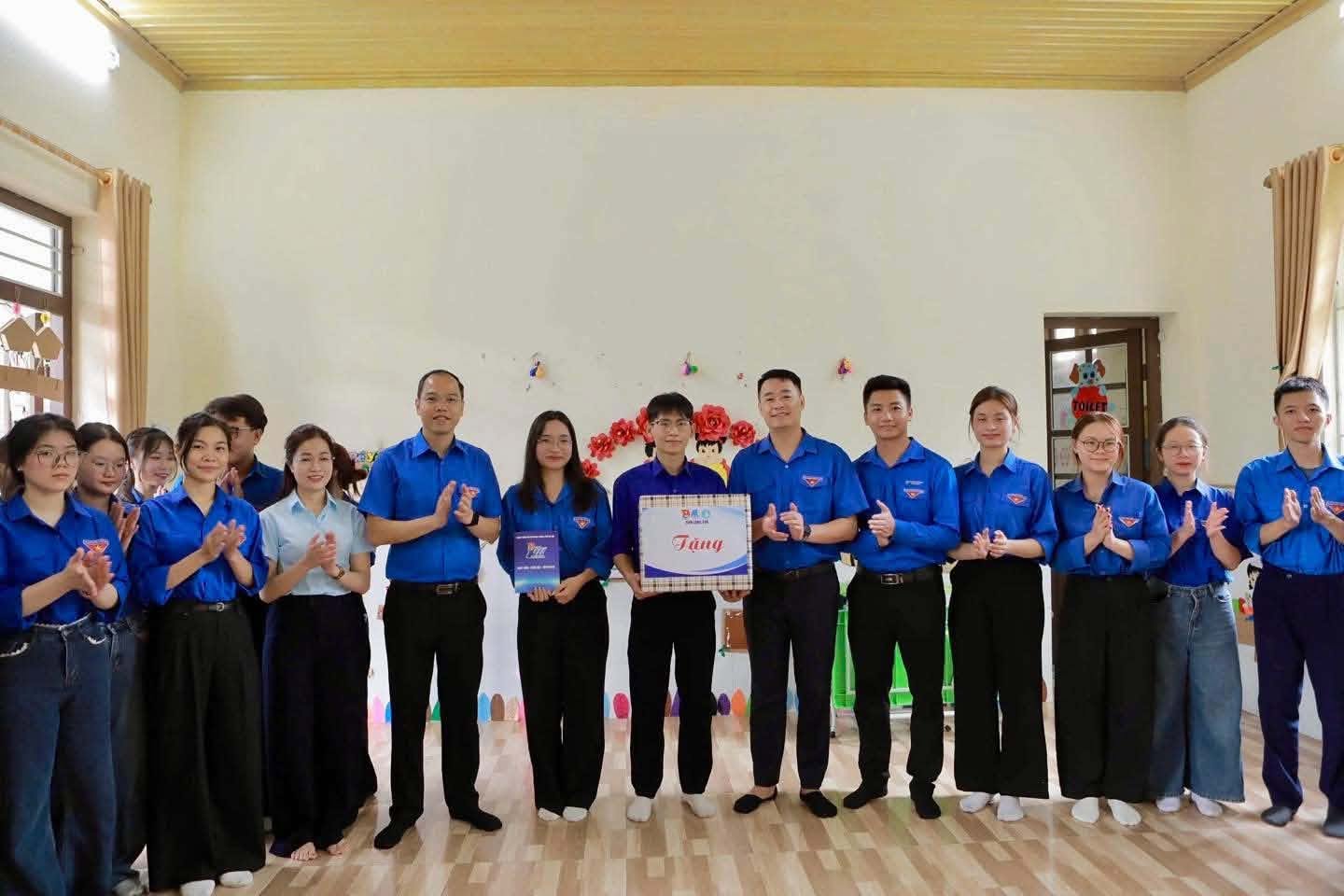 ĐOÀN CÔNG TÁC CỦA THÀNH ĐOÀN HÀ NỘI ĐẾN THĂM, TẶNG QUÀ, ĐỘNG VIÊN ĐỘI HÌNH TÌNH NGUYỆN HVNH TẠI XÃ QUAN SƠN, LẠNG SƠN