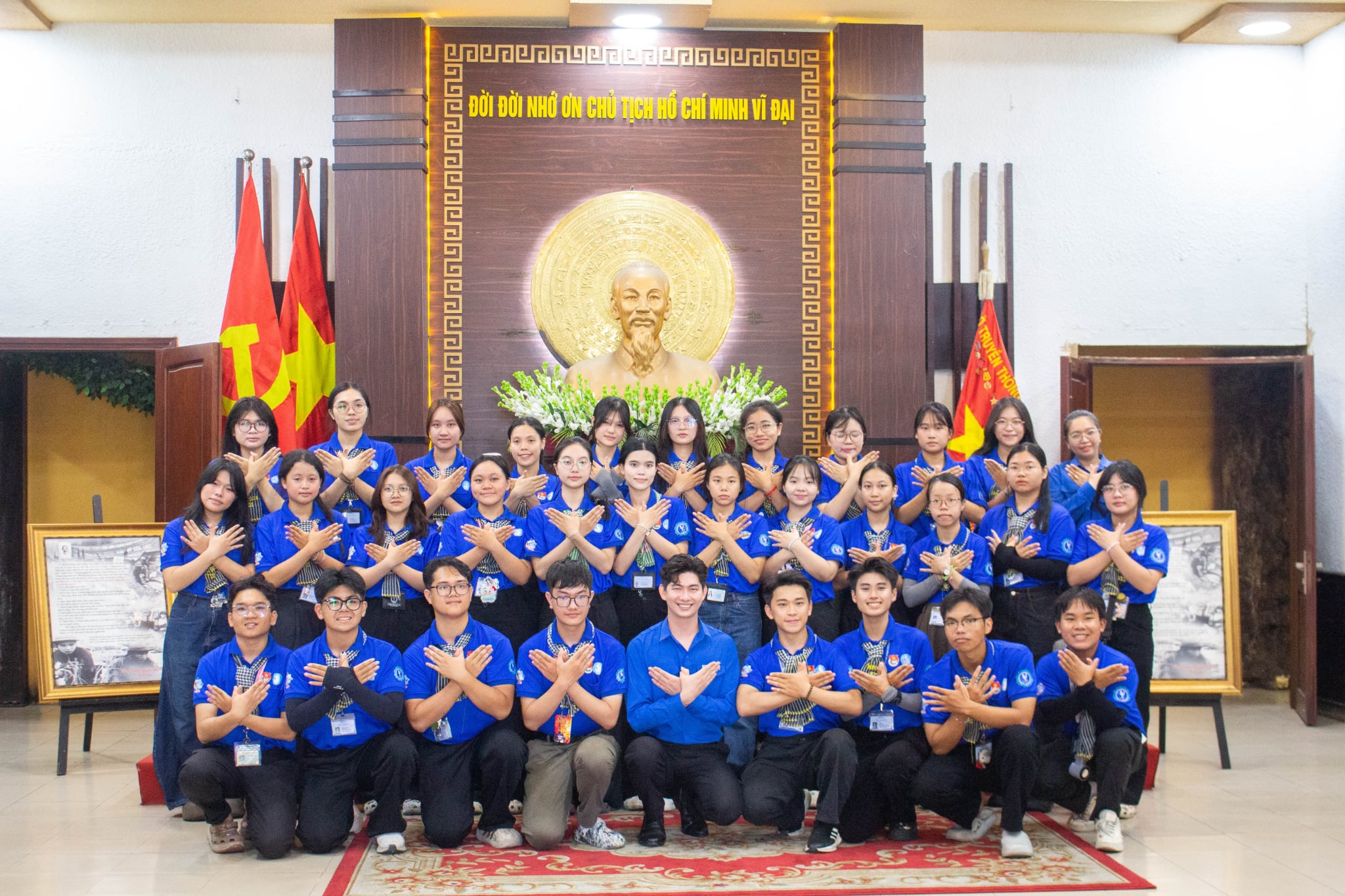 Dâng hương tại Tượng đài đất thép Củ Chi và tham quan Nhà truyền thống tại xã Tân An Hội, TP. HCM