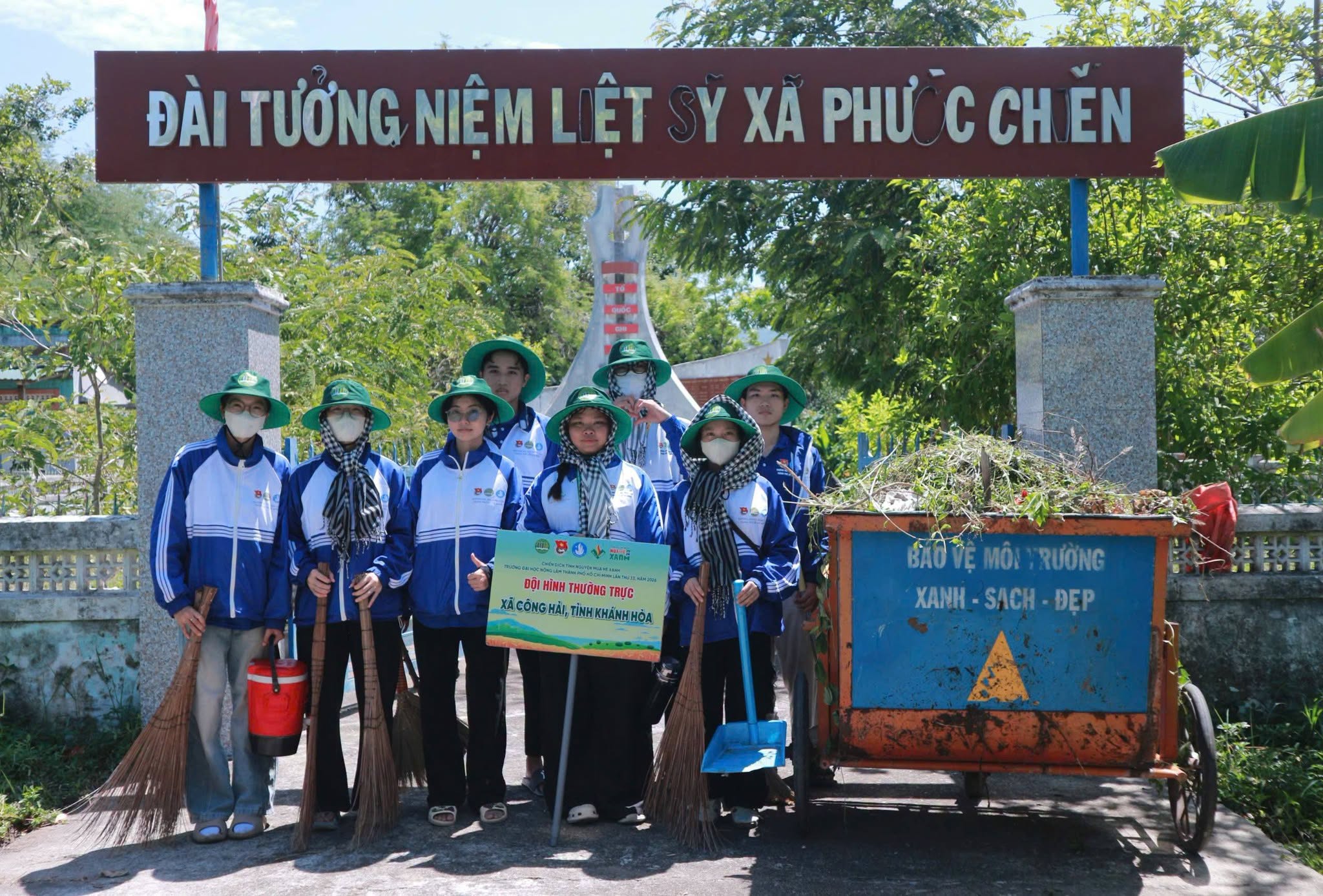 ĐỘI HÌNH THƯỜNG TRỰC TỈNH KHÁNH HÒA RA QUÂN DỌN DẸP, PHÁT QUANG TẠI ĐÀI TƯỞNG NIỆM
