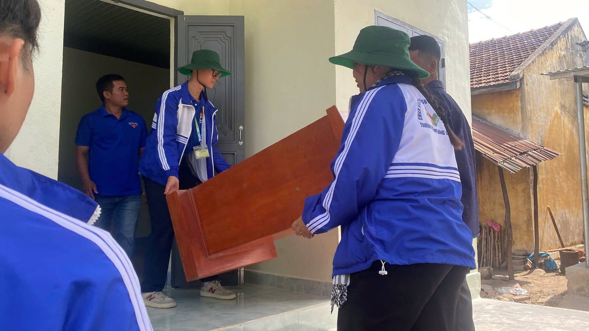 ĐỘI HÌNH THƯỜNG TRỰC TỈNH KHÁNH HÒA - THỰC HIỆN HOẠT ĐỘNG NHÀ TÌNH NGHĨA
