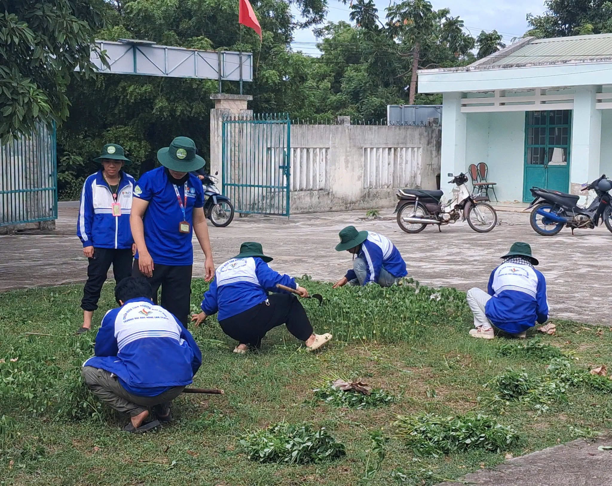 ĐỘI HÌNH THƯỜNG TRỰC TỈNH KHÁNH HÒA THỰC HIỆN DỌN DẸP KHU VỰC Y TẾ XÃ