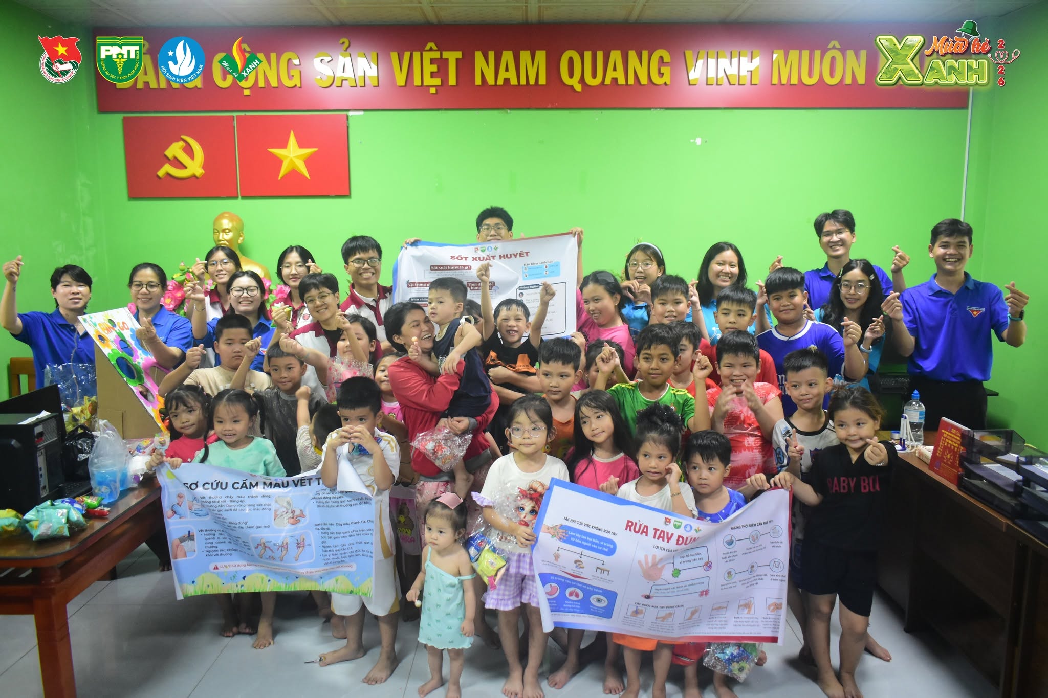 Đội hình Truyền thông giáo dục sức khỏe (CLB Cấp cứu Ngoại viện, CLB Truyền thông Giáo dục sức khỏe Cầu vai xanh) cùng với Đoàn phường Tân Tạo tổ chức buổi tuyên truyền cho trẻ em