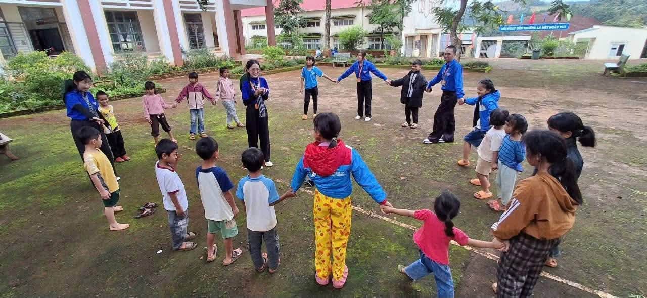 Tổ chức các lớp học cho thanh thiếu nhi đồng bào M'nông