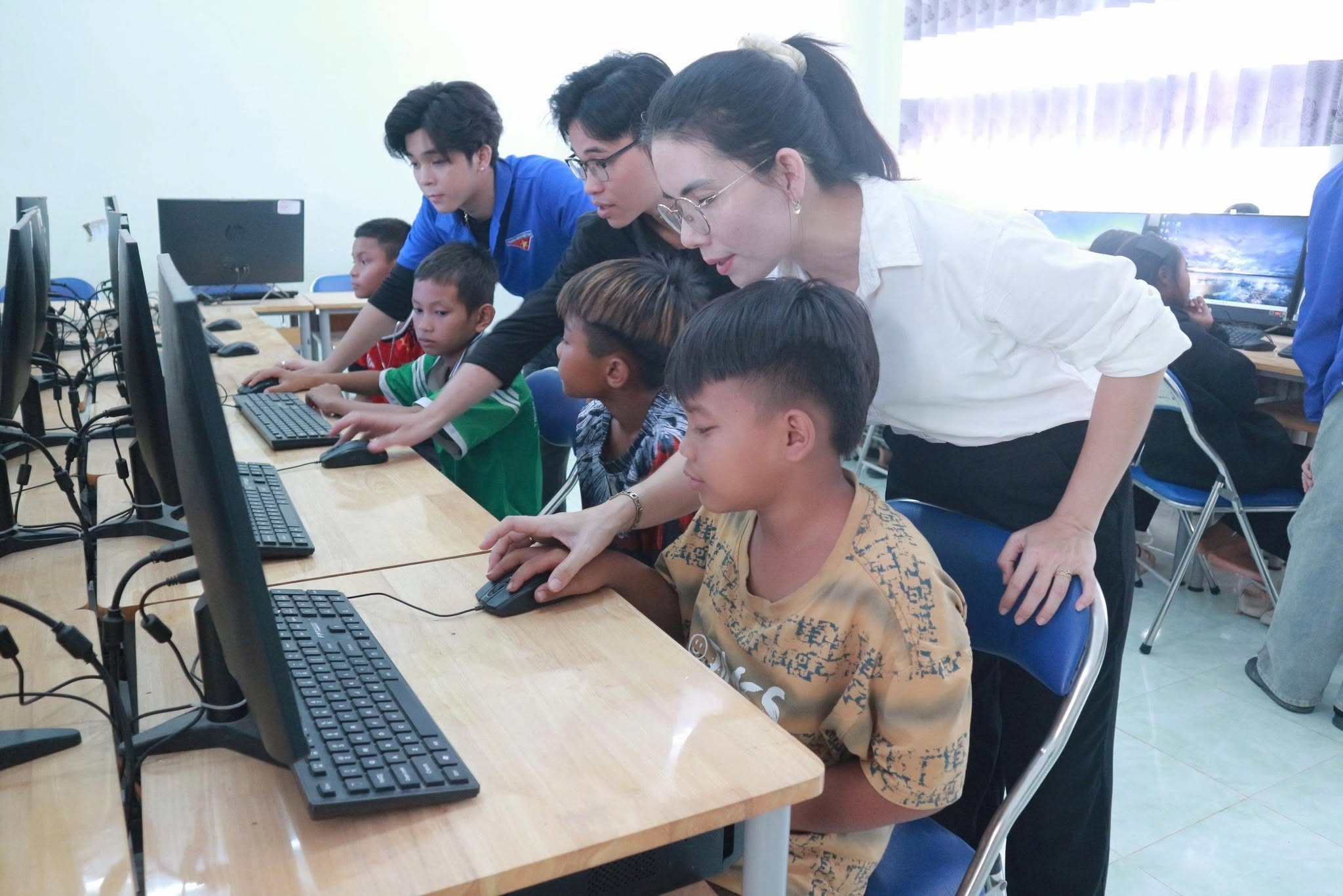 ĐỘI HÌNH THƯỜNG TRỰC TỈNH KHÁNH HÒA THỰC HIỆN TẬP HUẤN NÂNG CAO NĂNG LỰC SỐ CHO THIẾU NHI