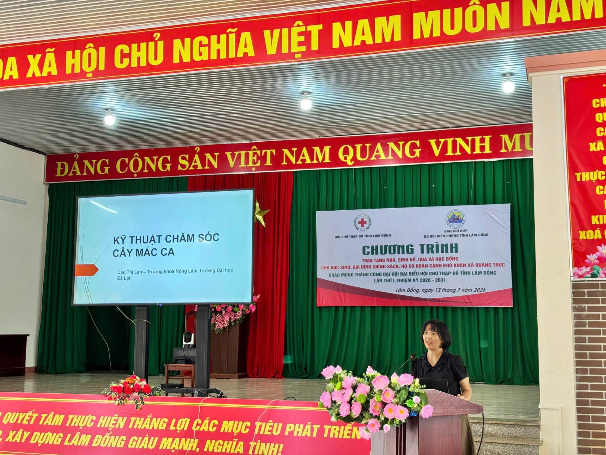 Chuyến giao kỹ thuật chống sâu bệnh trong canh tác cây nông nghiệp