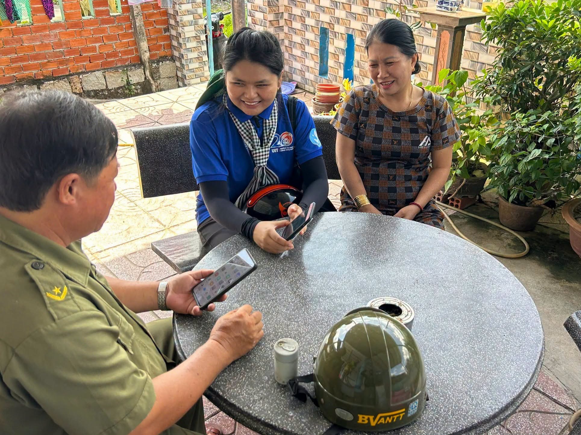 HỖ TRỢ ĐỊA PHƯƠNG CÀI ĐẶT APP SOS - AN NINH TRẬT TỰ VÀ KÍCH HOẠT ĐỊNH DANH VNEID MỨC 2