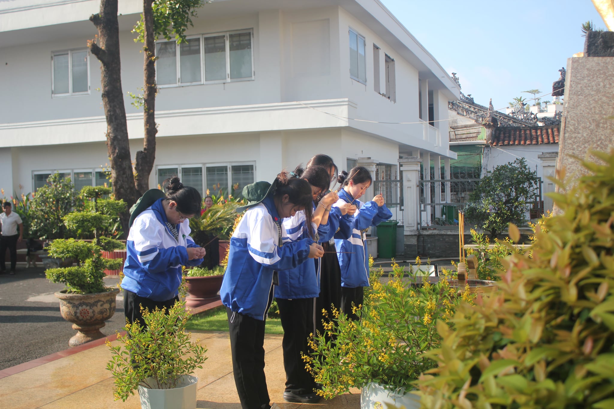 Dâng hương tại Dinh quận Hóc Môn, TP. Hồ Chí Minh