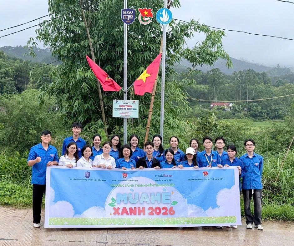 Cột đèn năng lượng  thắp sáng đường thôn - đường cờ tổ quốc