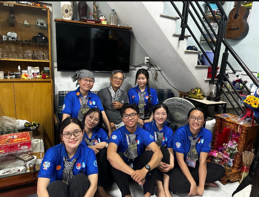 Hoạt động ký ức thời hoa đỏ - Thăm và tặng quà các anh hùng, chiến sĩ tham gia bảo vệ Tổ quốc tại phường Bình Lợi Trung, TP. HCM
