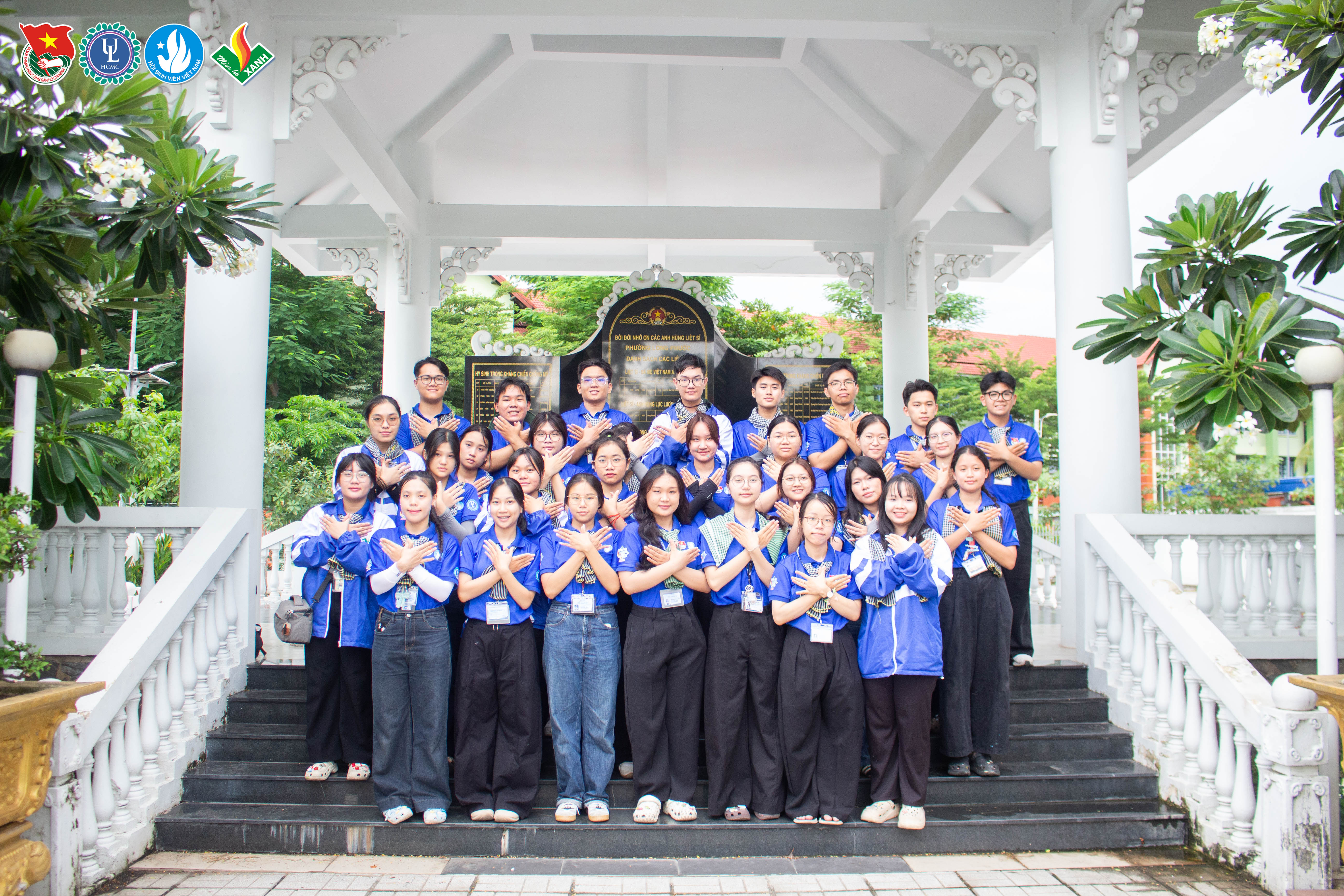 Dọn dẹp và dâng hương, thắp nến tri ân tại bia Anh hùng liệt sĩ, phường Long Phước, TP. HCM