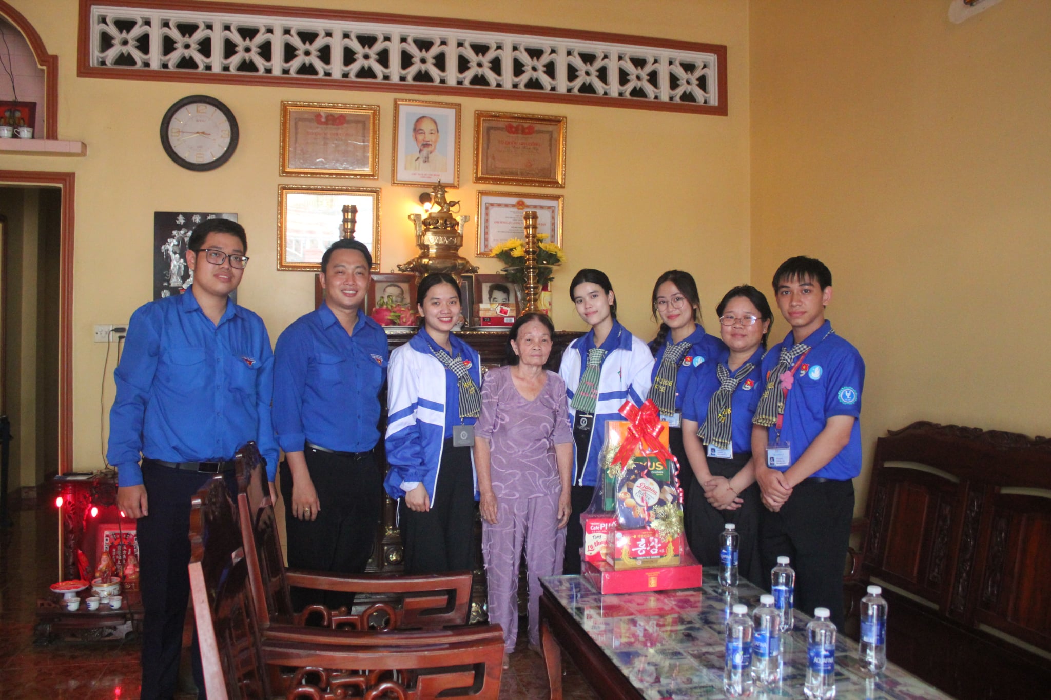 Thăm, tặng quà gia đình thương binh liệt sỹ, mẹ Việt Nam Anh Hùng tại phường Tân Sơn, TP. HCM