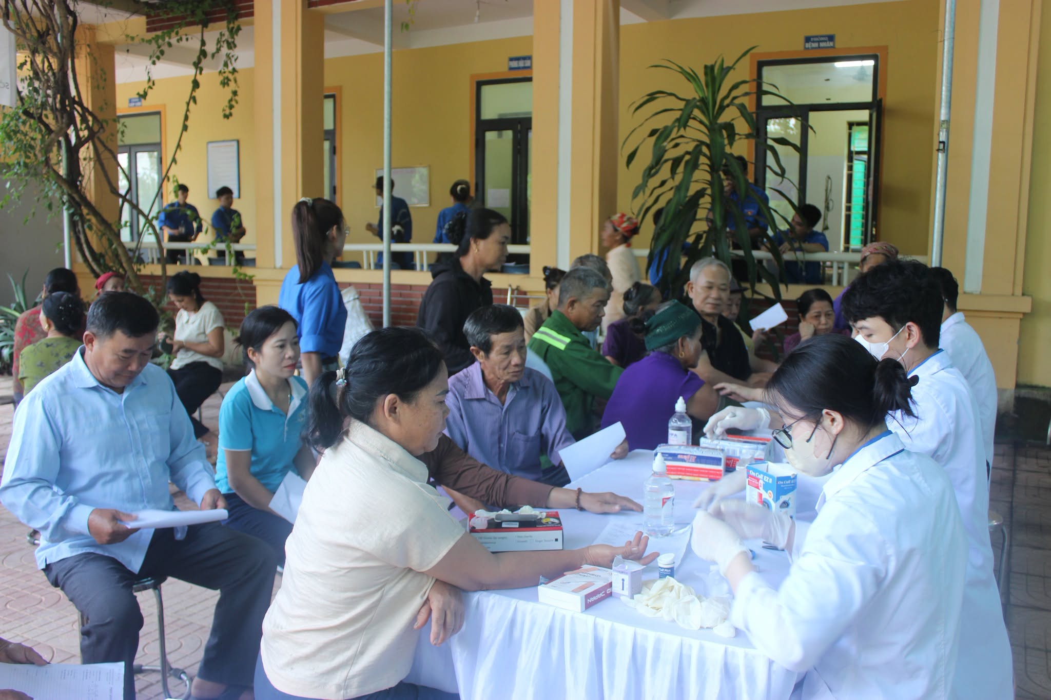Khám, phát thuốc miễn phí