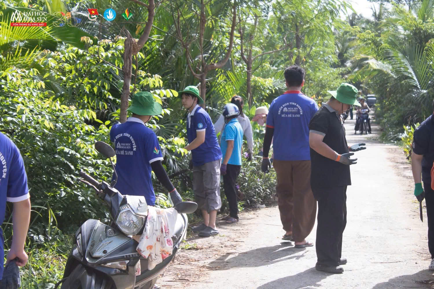 DỌN VỆ SINH TUYẾN ĐÈN ĐƯỜNG CHUẨN BỊ TRÀO MỪNG 27.07