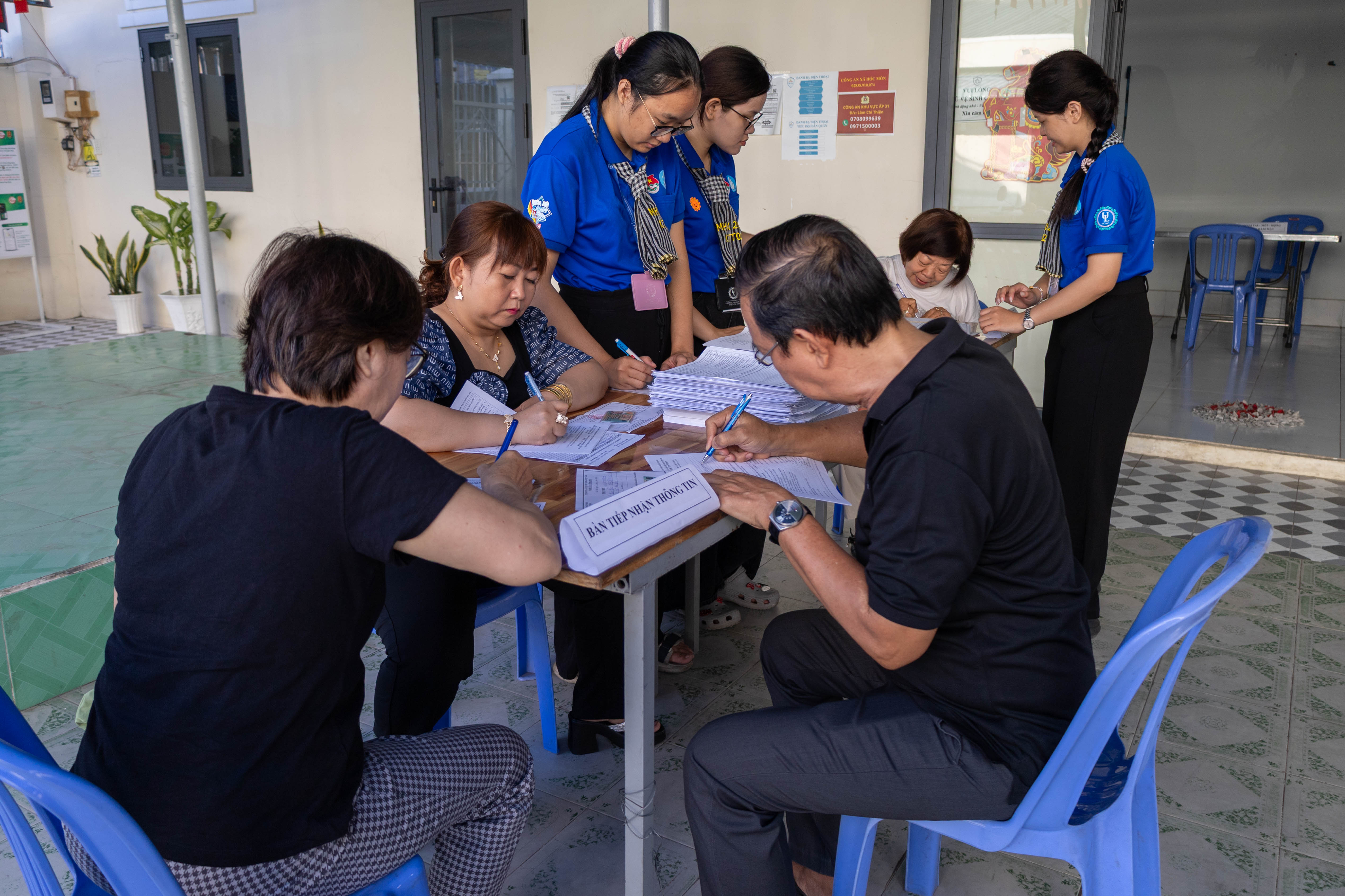 Hỗ trợ việc khám sức khỏe cho người dân tại xã Hóc Môn, TP. HCM
