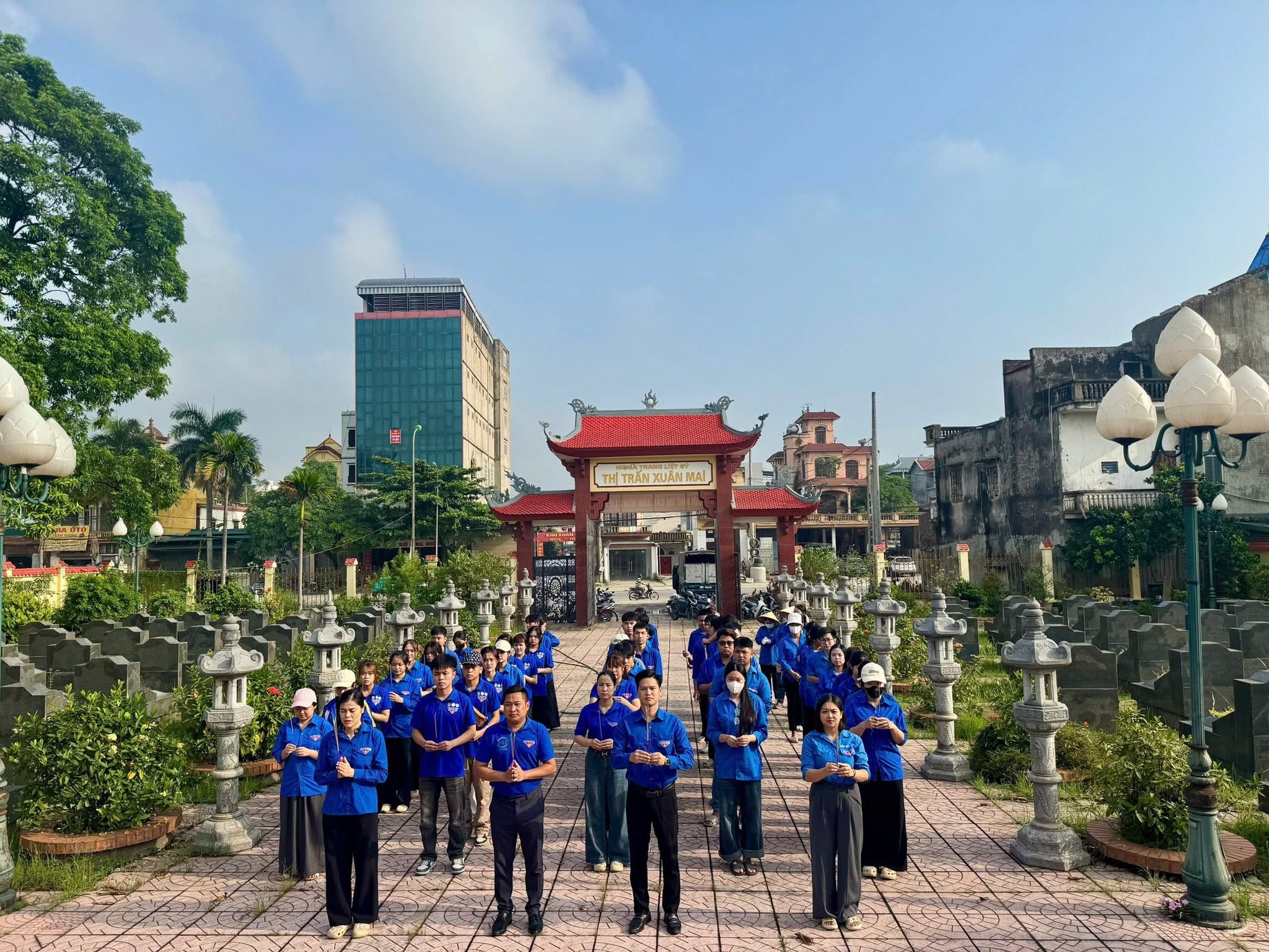 TUỔI TRẺ TRƯỜNG ĐẠI HỌC LÂM NGHIỆP THAM GIA HOẠT ĐỘNG “ĐỀN ƠN ĐÁP NGHĨA” TẠI NGHĨA TRANG LIỆT SĨ XÃ XUÂN MAI