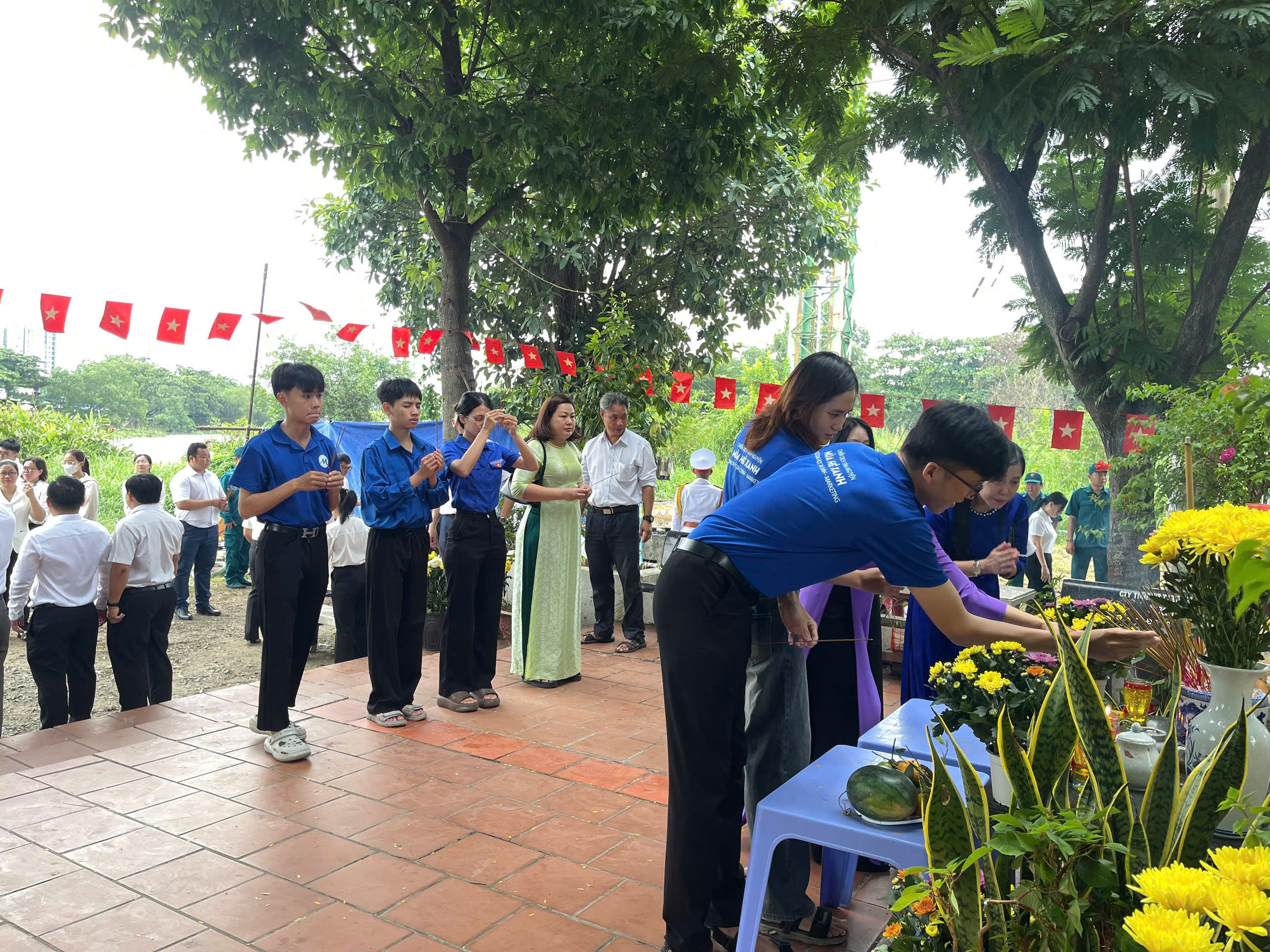 UFM - HOẠT ĐỘNG DÂNG HƯƠNG BIA TƯỞNG NIỆM CẦU RẠCH CHIẾC