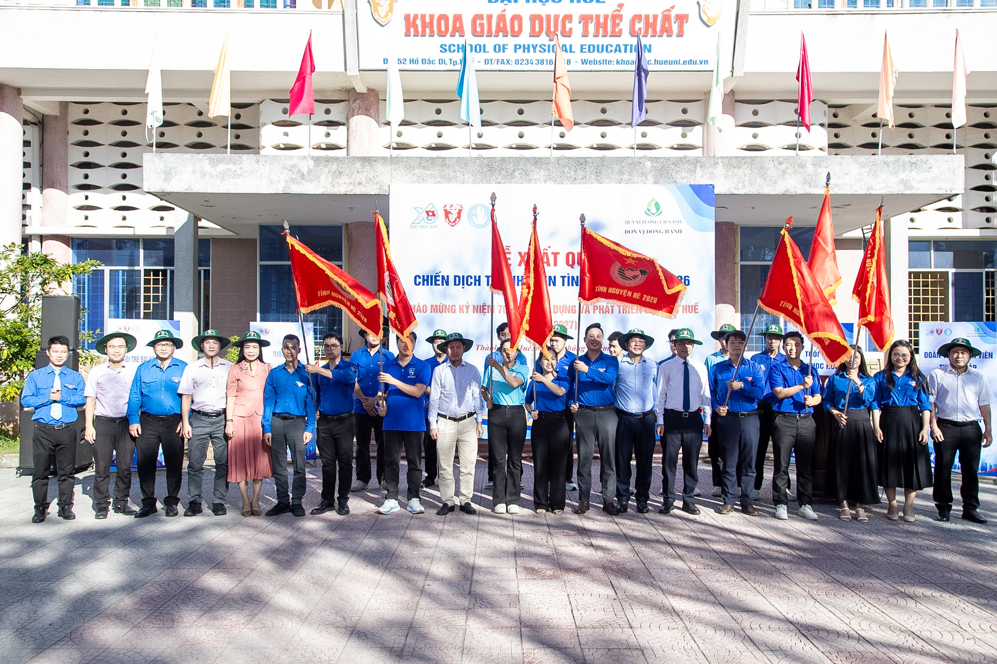 Trao cờ lệnh