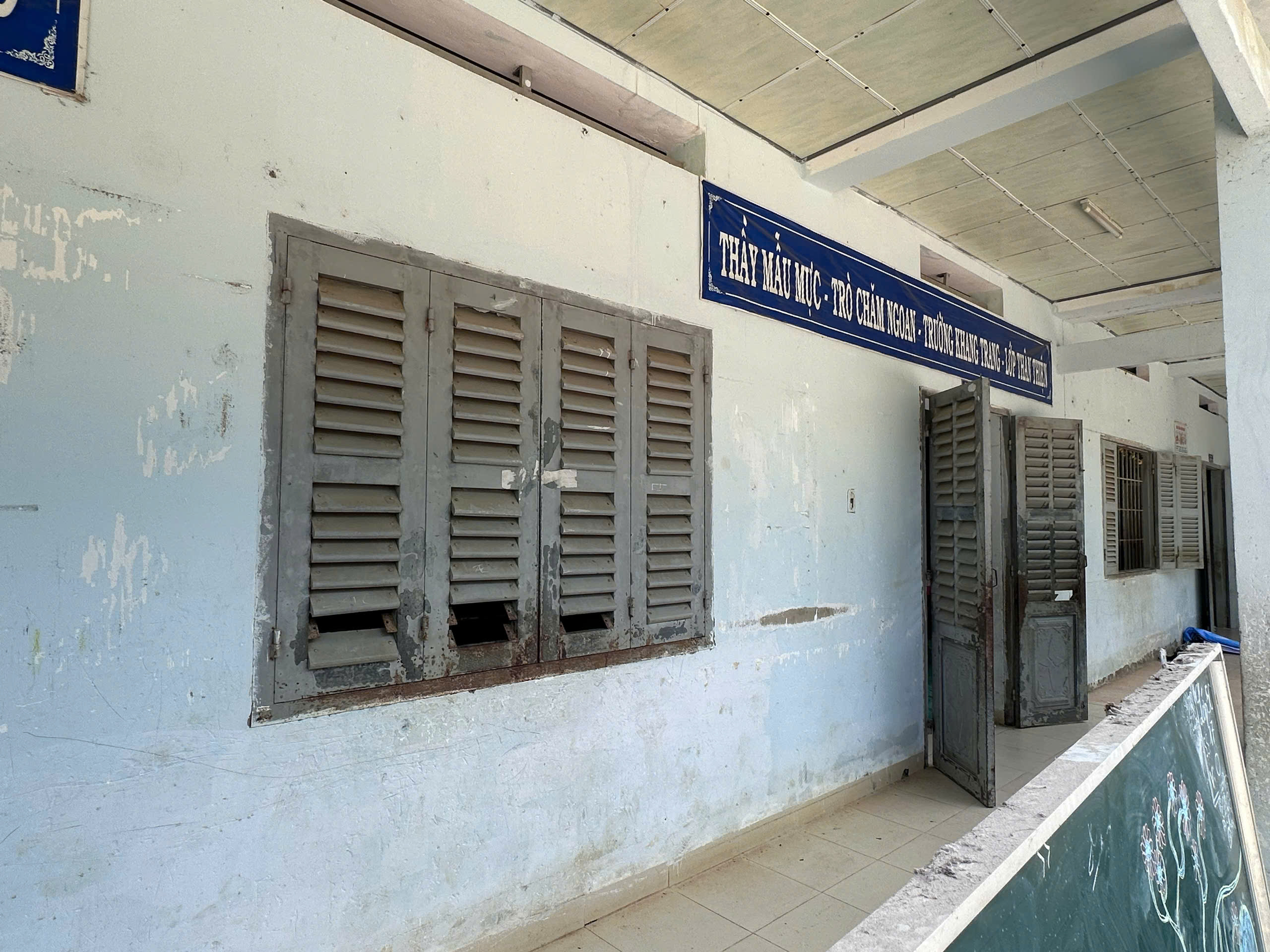 Dãy tường lớp học ngoài hành lang trước khi tu sửa (1)