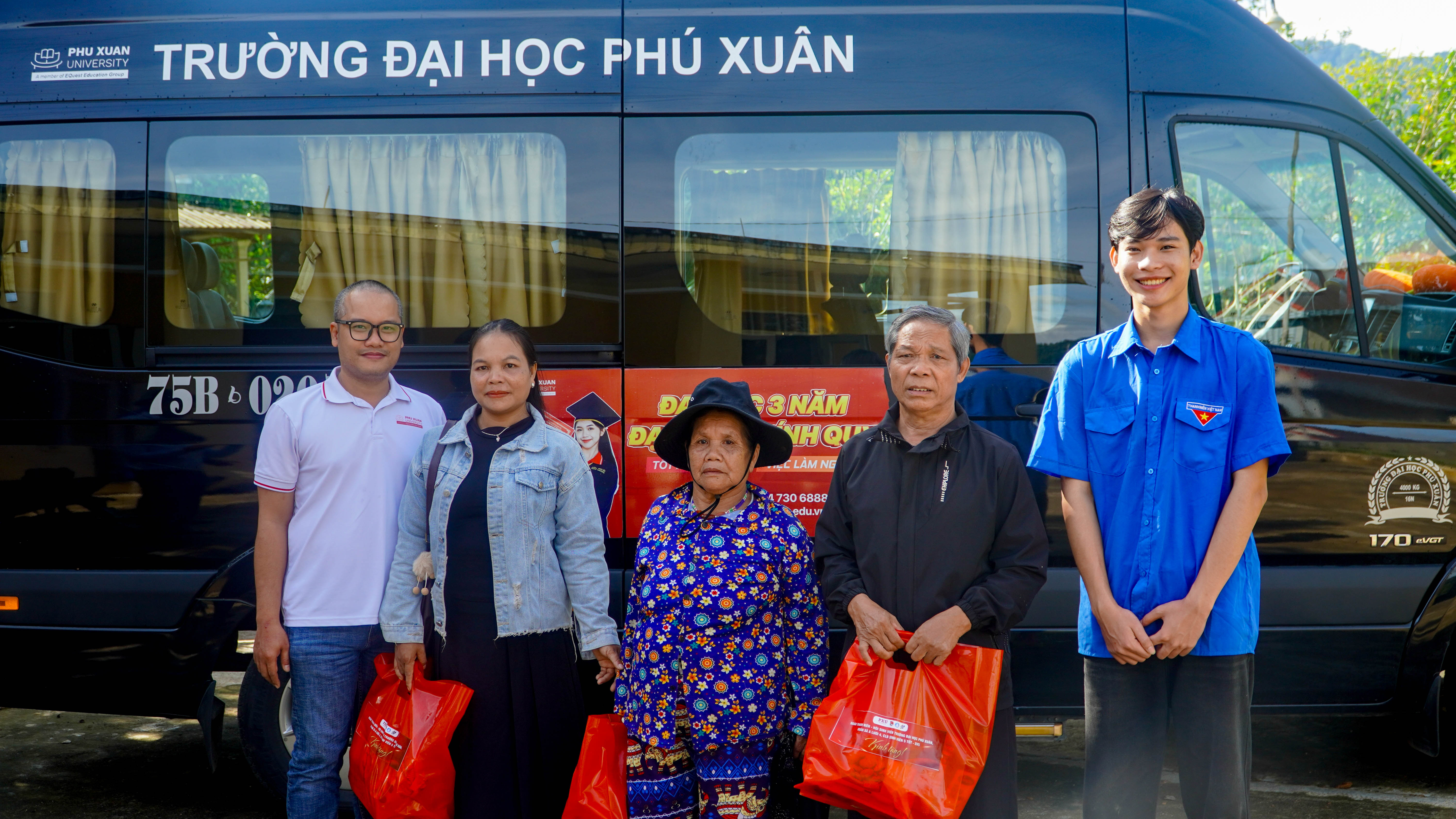 ẢNH CHƯƠNG TRÌNH "THẮP SÁNG BIÊN CƯƠNG" TRƯỜNG ĐẠI HỌC PHÚ XUÂN
