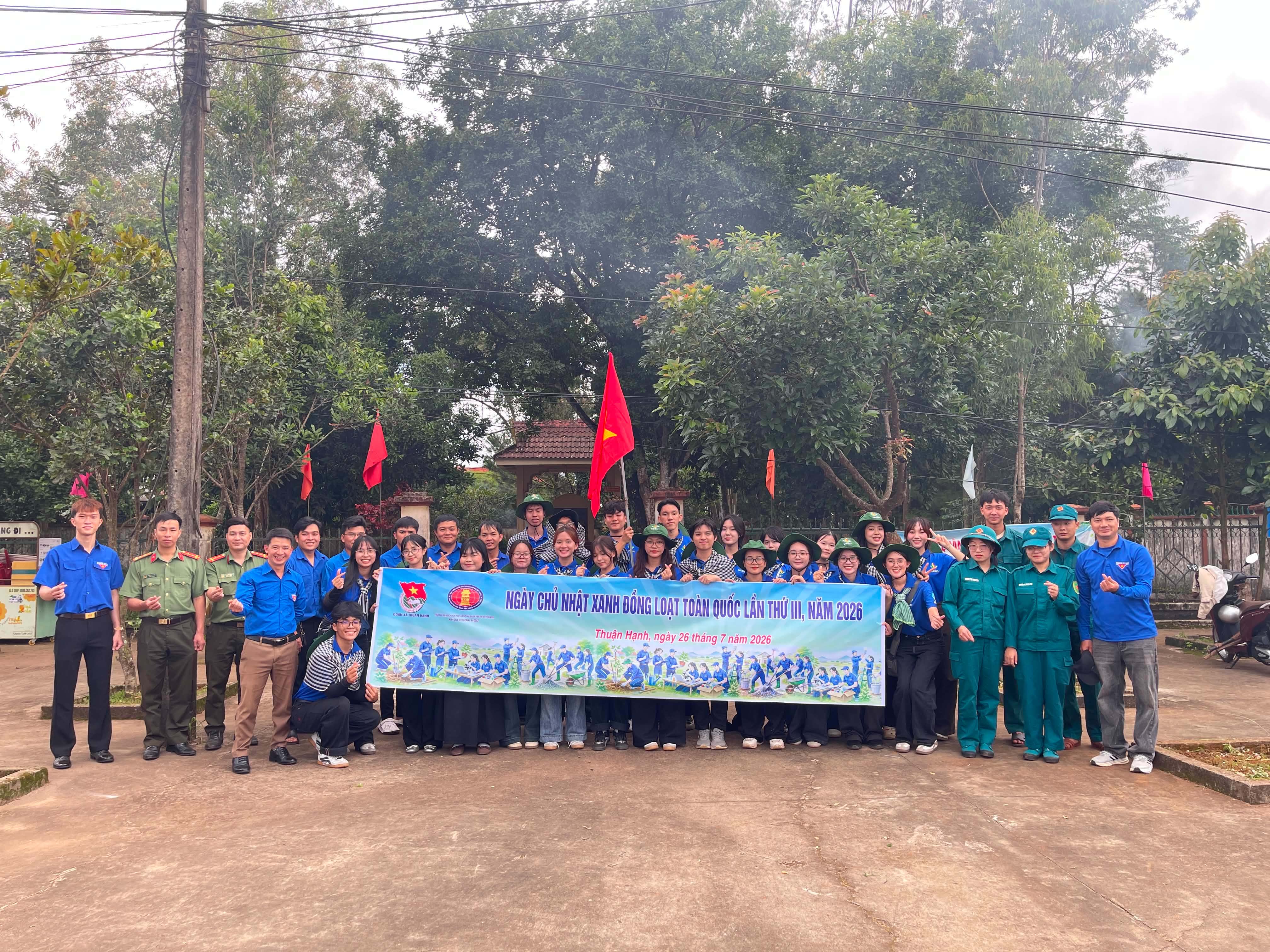 Thăm viếng và vệ sinh Đền thờ Anh hùng Liệt sĩ