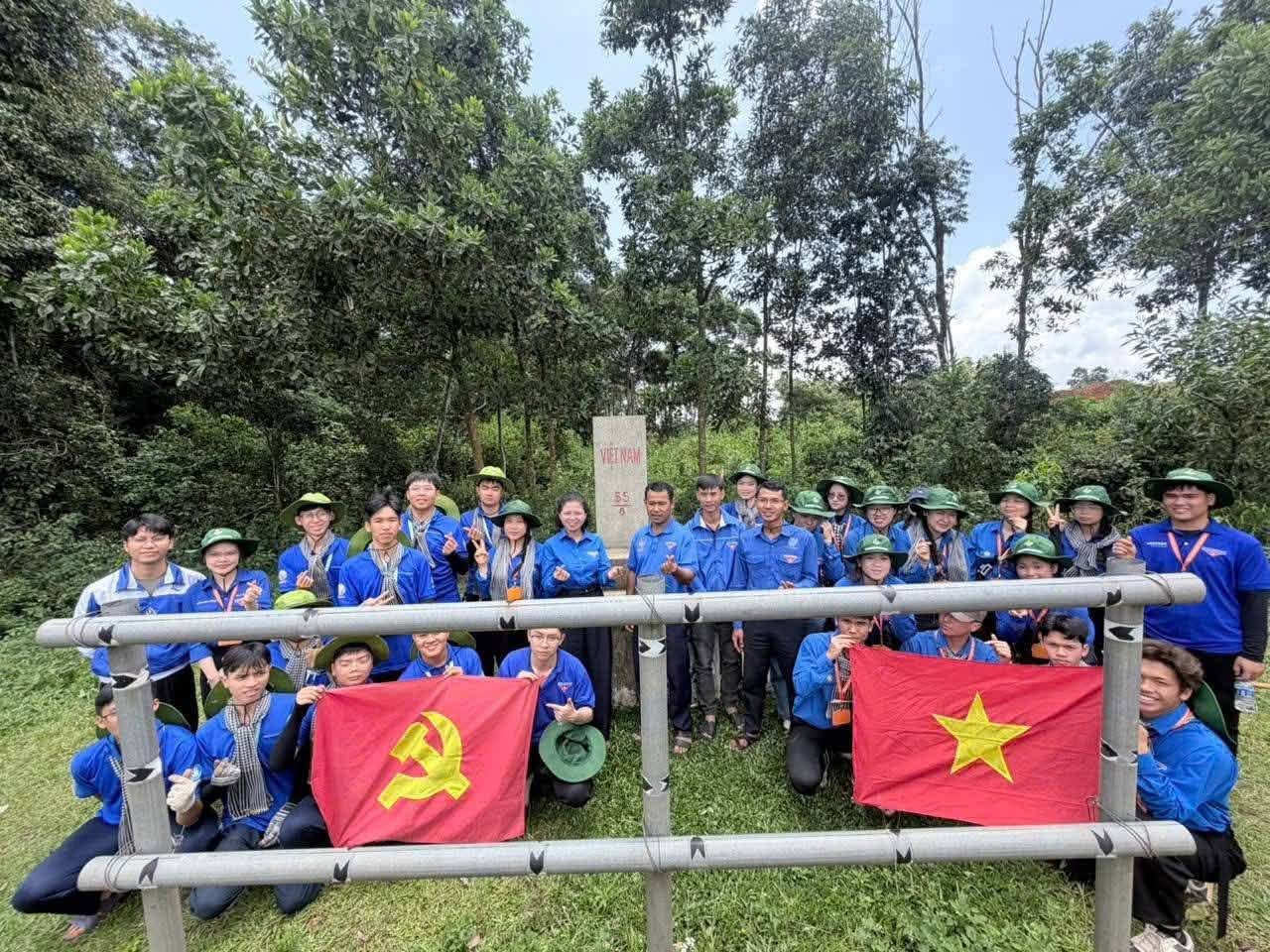 HÀNH TRÌNH XANH NƠI PHÊN DẬU TỔ QUỐC