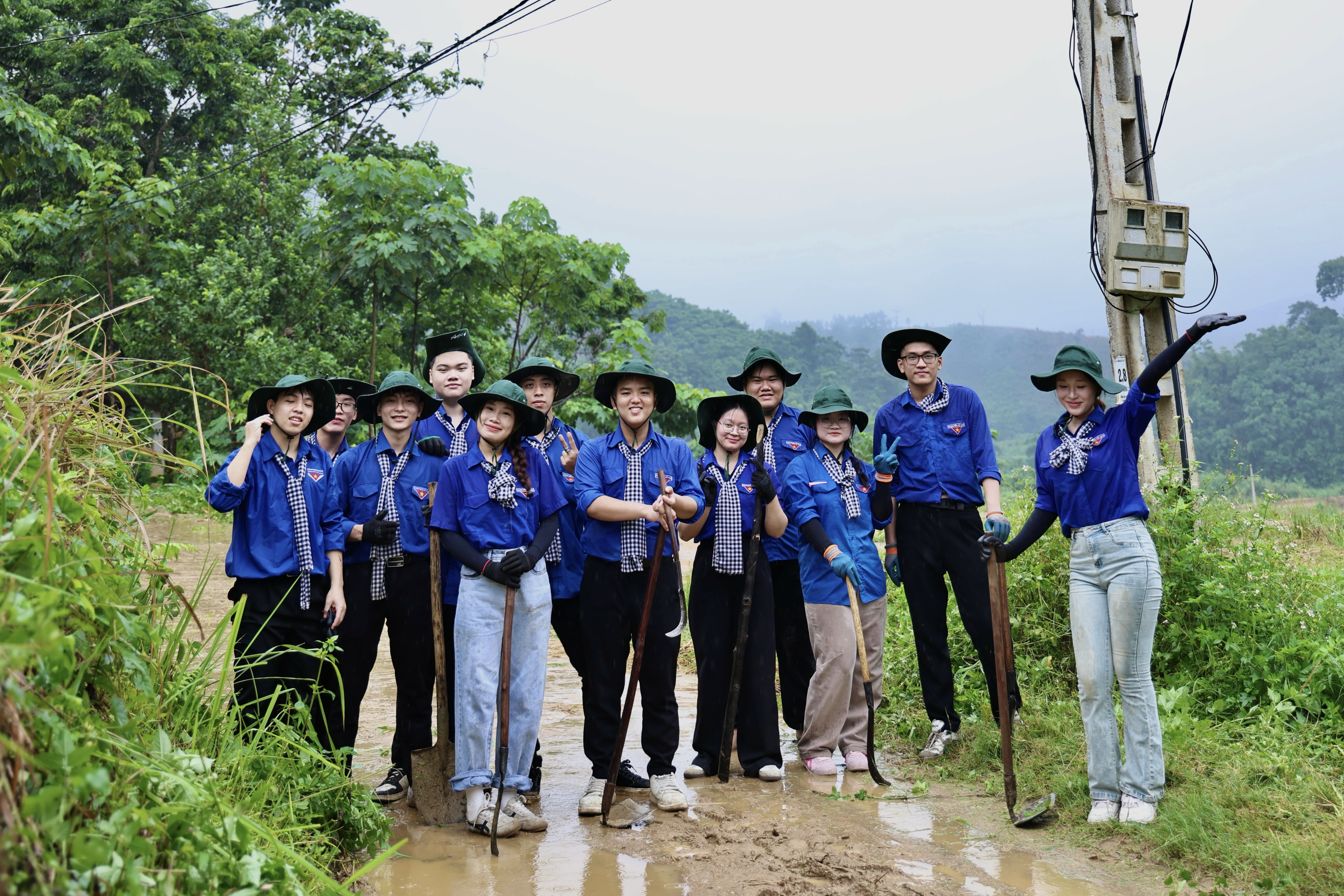 Hỗ trợ người dân bản dọn dẹp đường làng
