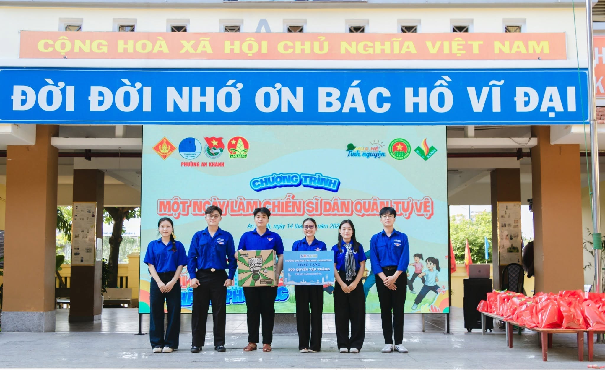 UFM - Trao tập trắng cho lớp học tình thương