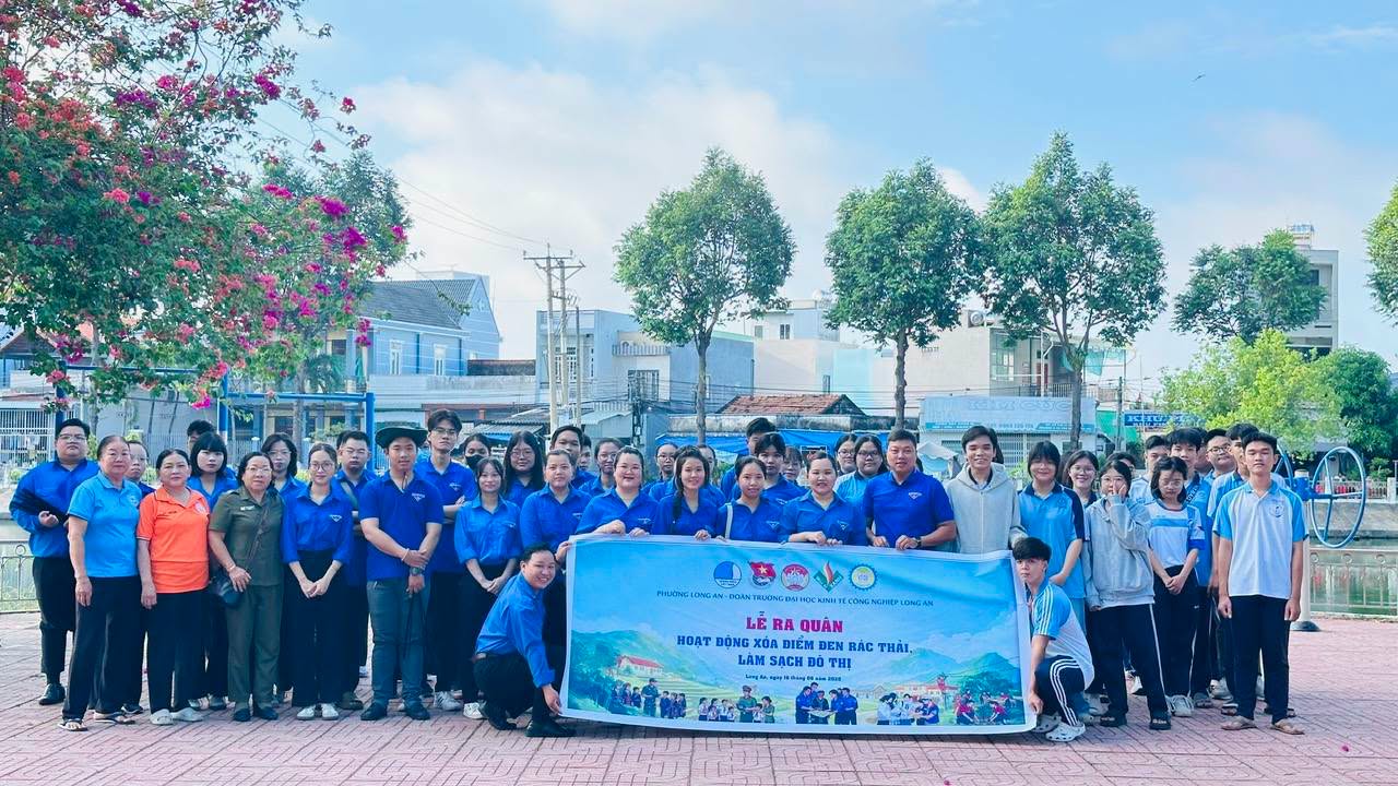 Công trình thanh niên xóa điểm đen môi trường, tổng vệ sinh và thu gom rác thải tại khu vực Công viên Ánh Quang, phường Long An.