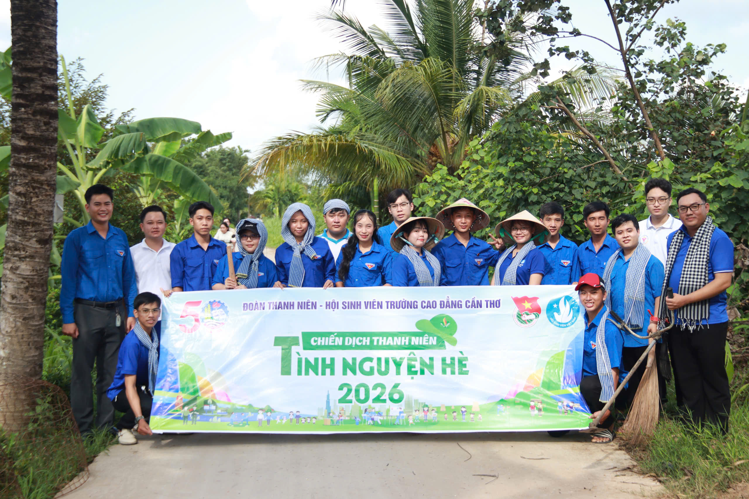 Hoạt động vệ sinh môi trường, phát quang bụi rậm