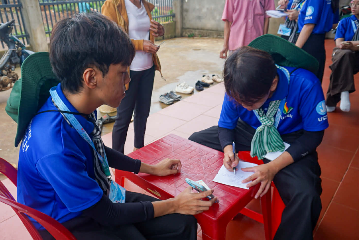 Hỗ trợ người dân cài đặt VNeID mức 2