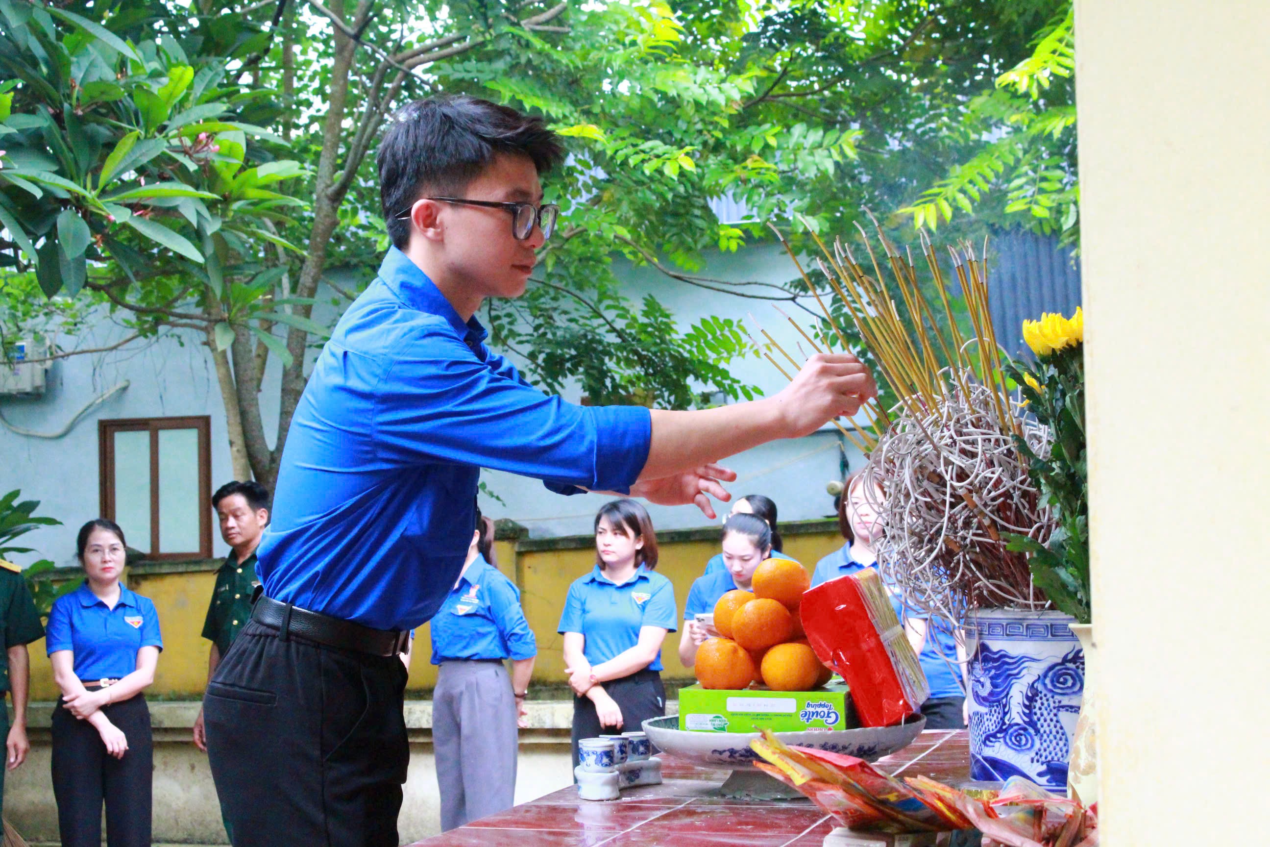 Dâng hương Đài Tưởng niệm các anh Hùng liệt sĩ
