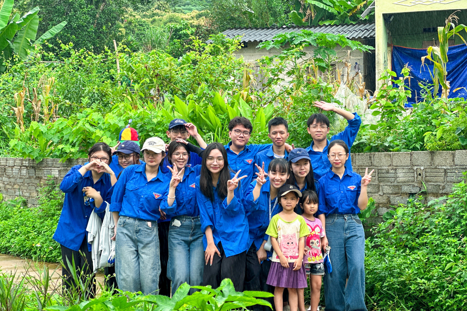 TUỔI TRẺ HỌC VIỆN NGÂN HÀNG HỖ TRỢ NGƯỜI DÂN ĐỊA PHƯƠNG THU HOẠCH NÔNG SẢN