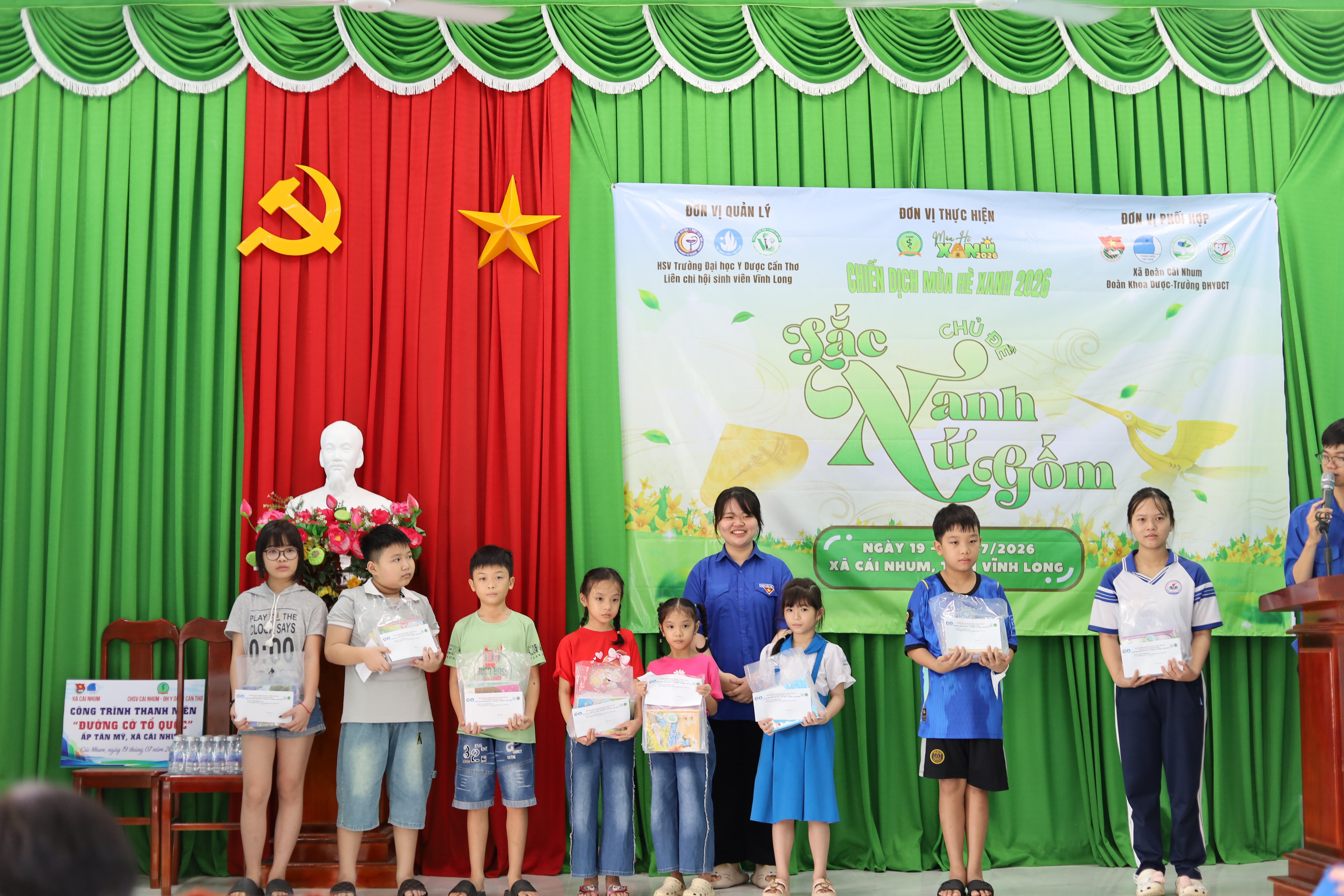 Trao 10 phần quà cho các em học sinh khó khăn.