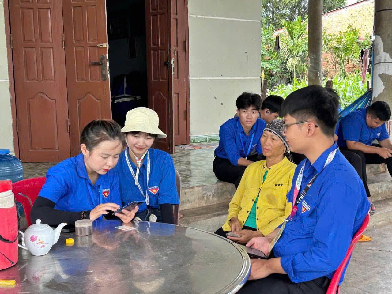 Đến từng nhà dân hỗ trợ đăng ký và kích hoạt tài khoản định danh điện tử VNeID