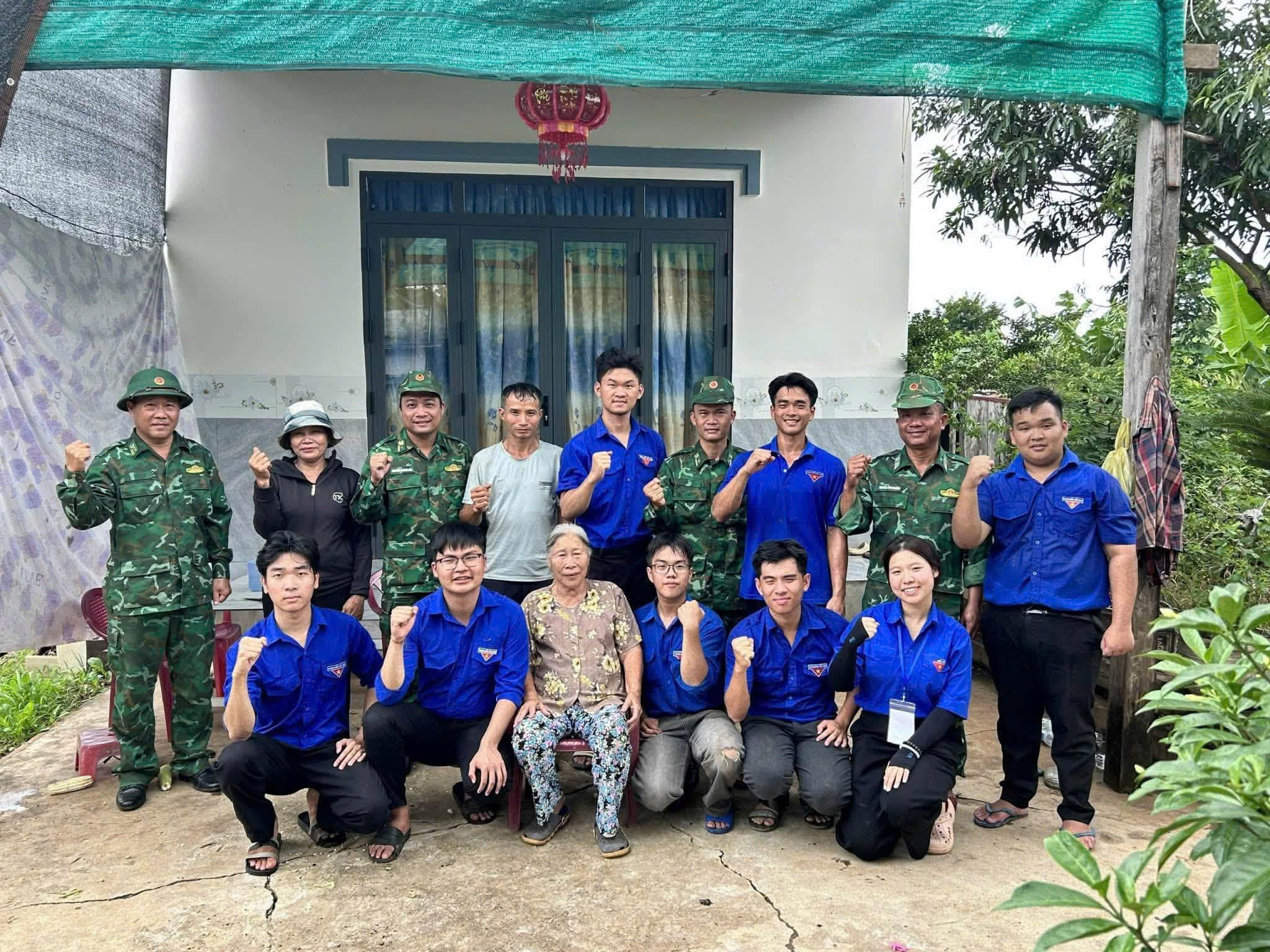 Thăm hỏi và dọn dẹp vệ sinh nhà ở, vườn điều cho gia đình vợ liệt sĩ Trịnh Quốc Tuệ