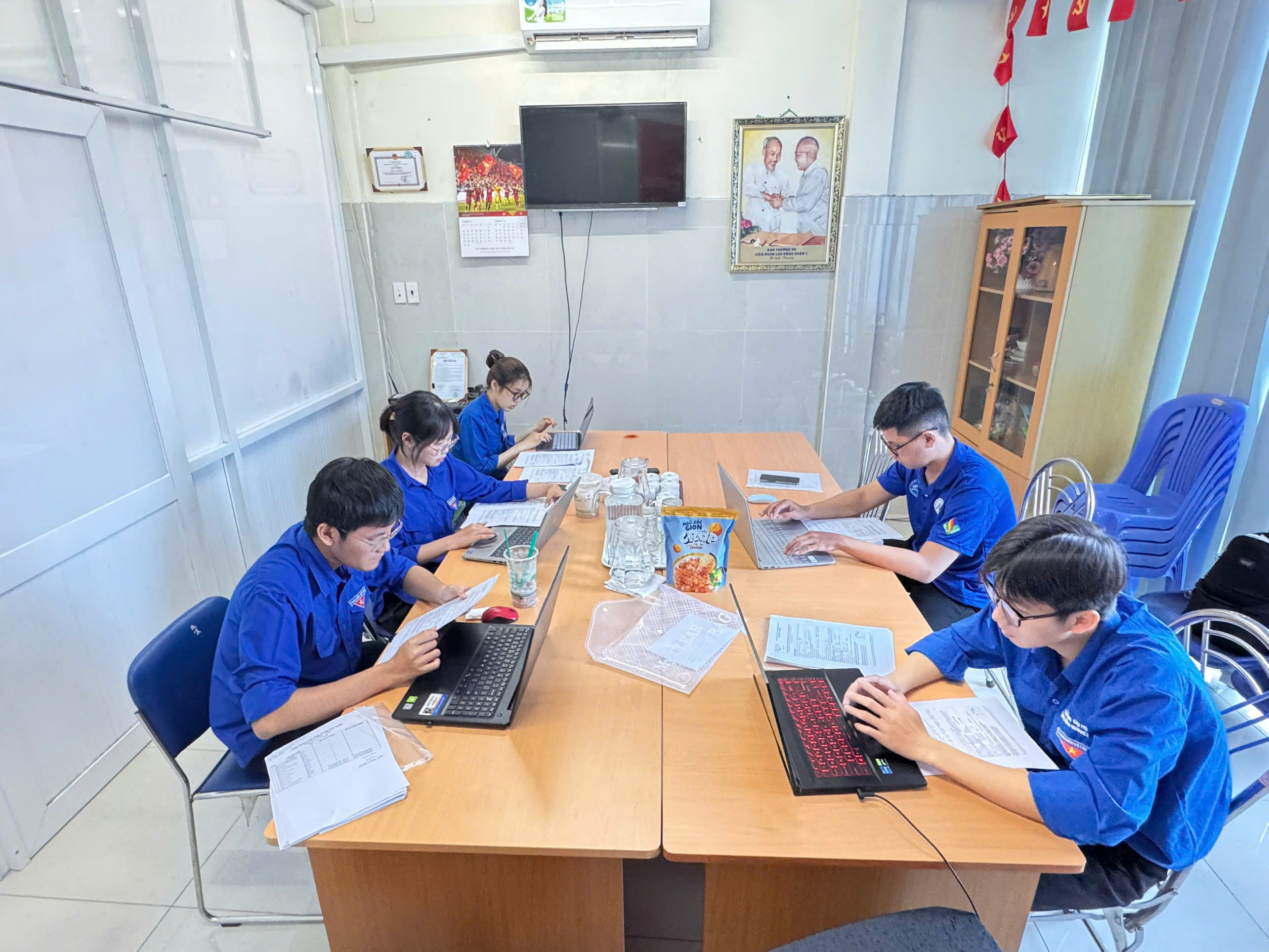 Hỗ trợ nhập liệu sức khỏe cho người dân phường Phú Thuận