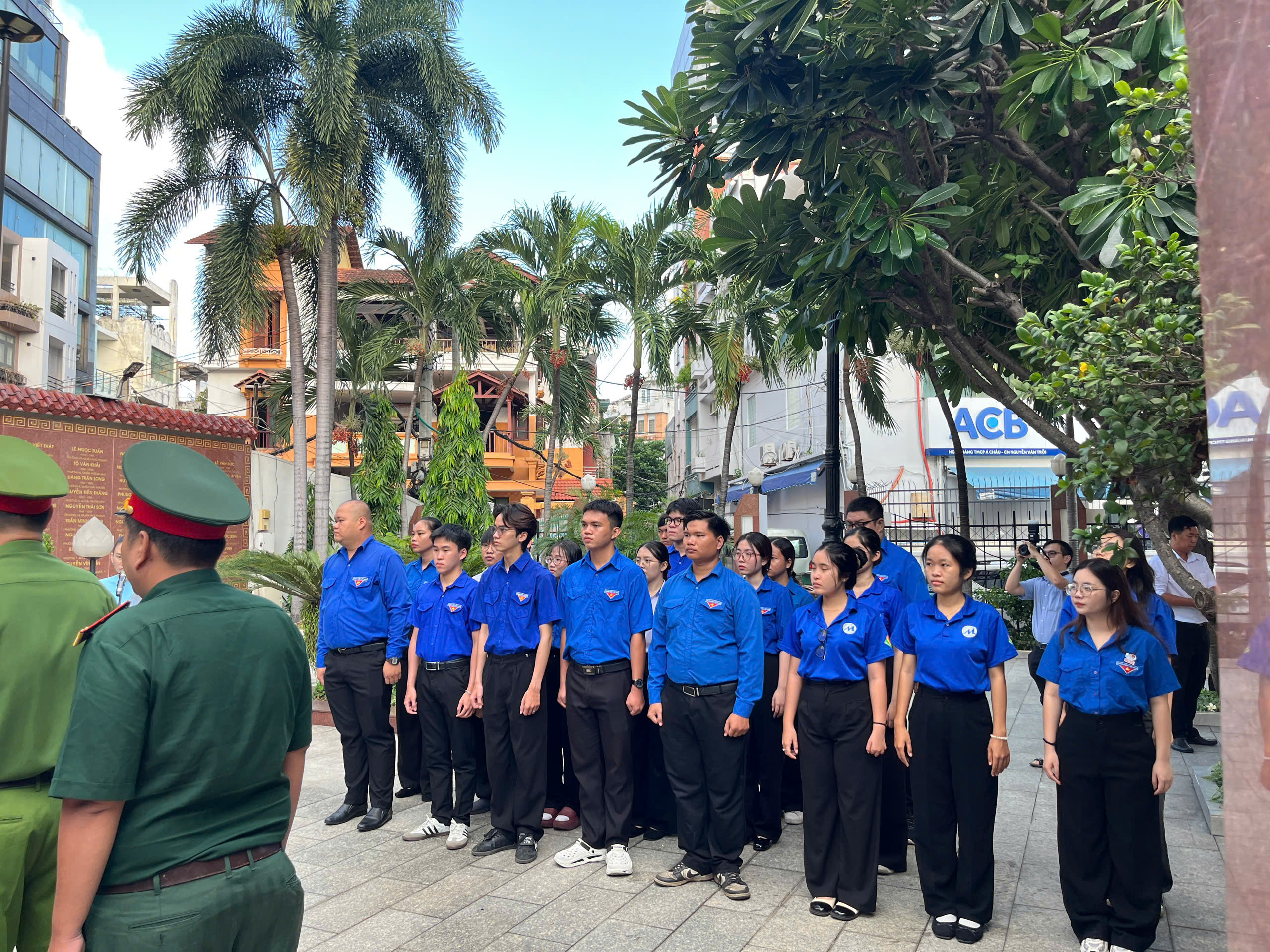 Tham gia lễ dâng hương - phường Đức Nhuận