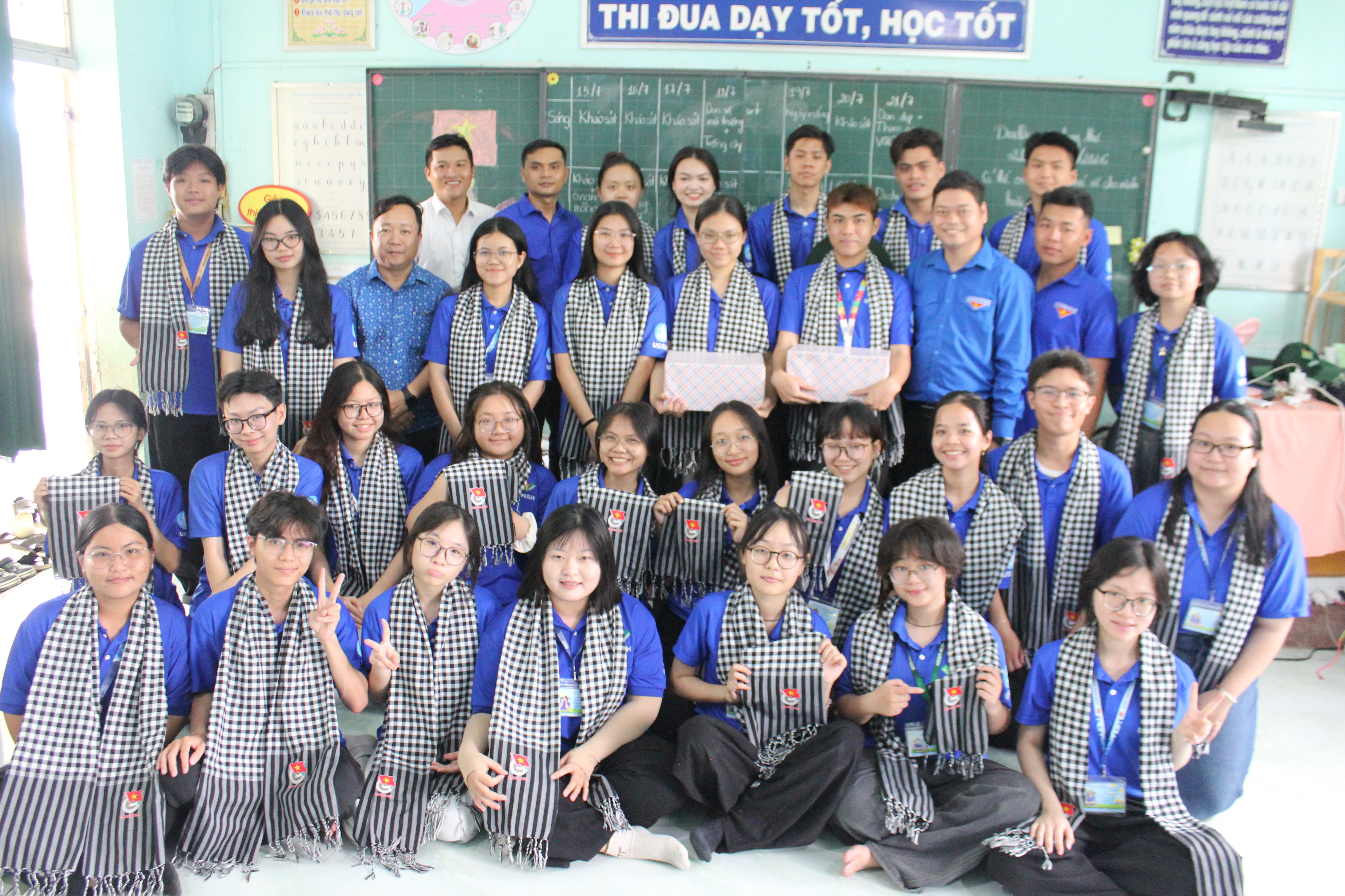 BÍ THƯ TỈNH ĐOÀN ĐỒNG THÁP THĂM, ĐỘNG VIÊN CÁC CHIẾN SĨ HÀNH QUÂN XANH VÀ MÙA HÈ XANH TẠI CÁC ĐỊA PHƯƠNG