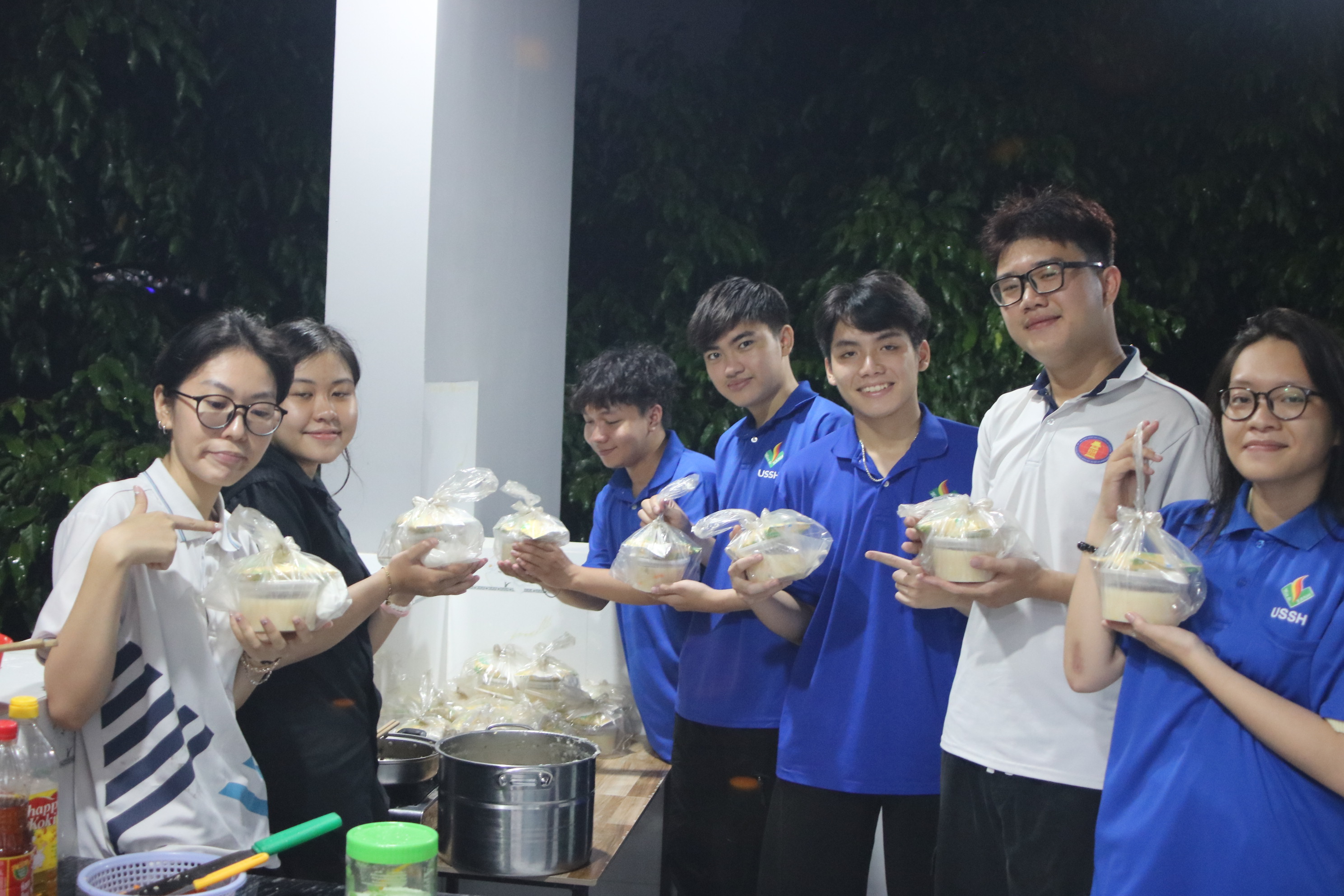 HOẠT ĐỘNG PHÁT CHÁO ĐÊM