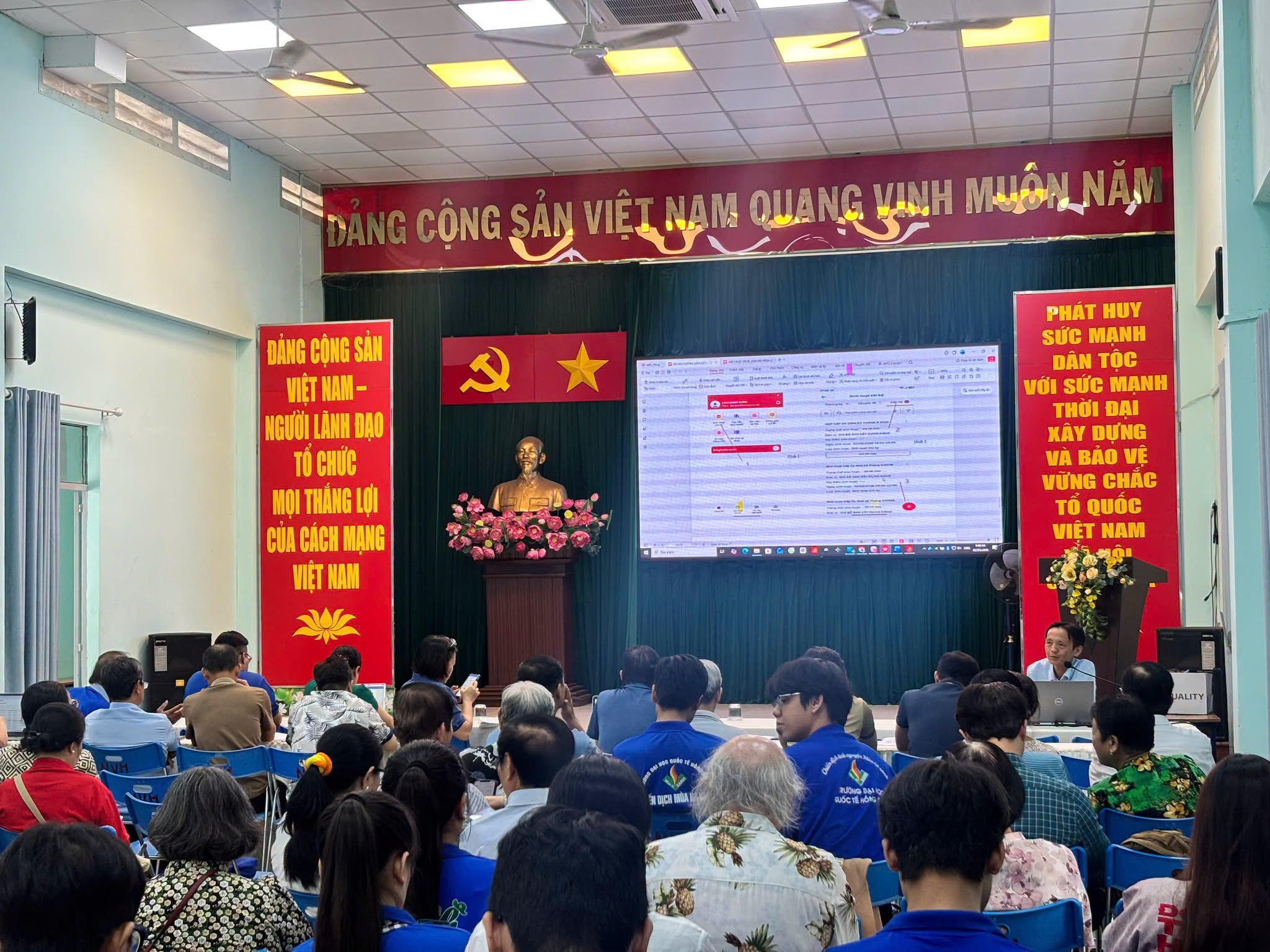 ĐỒNG HÀNH CÙNG BUỔI TẬP HUẤN SỔ TAY ĐẢNG VIÊN