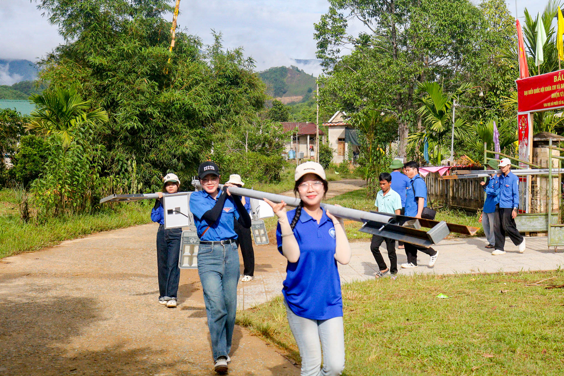 ẢNH CHƯƠNG TRÌNH "THẮP SÁNG BIÊN CƯƠNG" TRƯỜNG ĐẠI HỌC PHÚ XUÂN