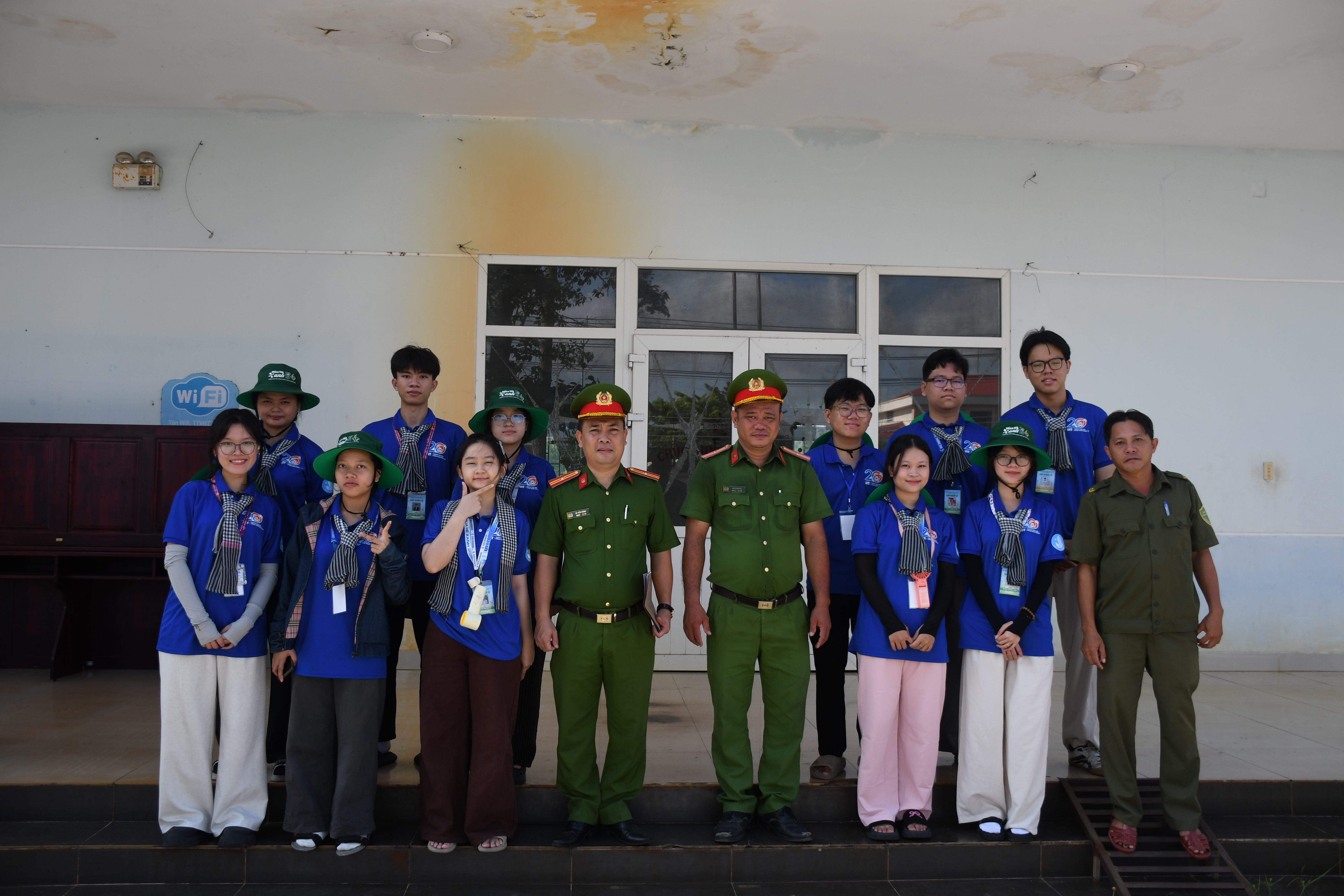 Hỗ trợ giúp đỡ các chú công an tại địa phương